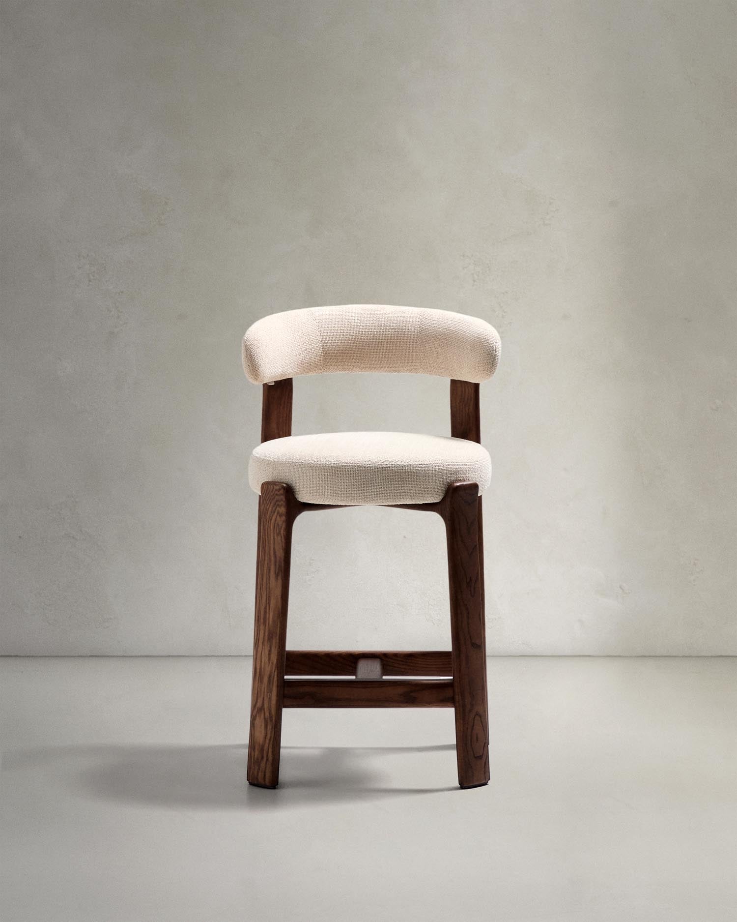 Hocker Granite aus beigefarbener Chenille und massivem Eschenholz mit walnussholzfarbenem Finish, FSC 100%, 65 cm in Beige präsentiert im Onlineshop von KAQTU Design AG. Barstuhl ist von Kave Home