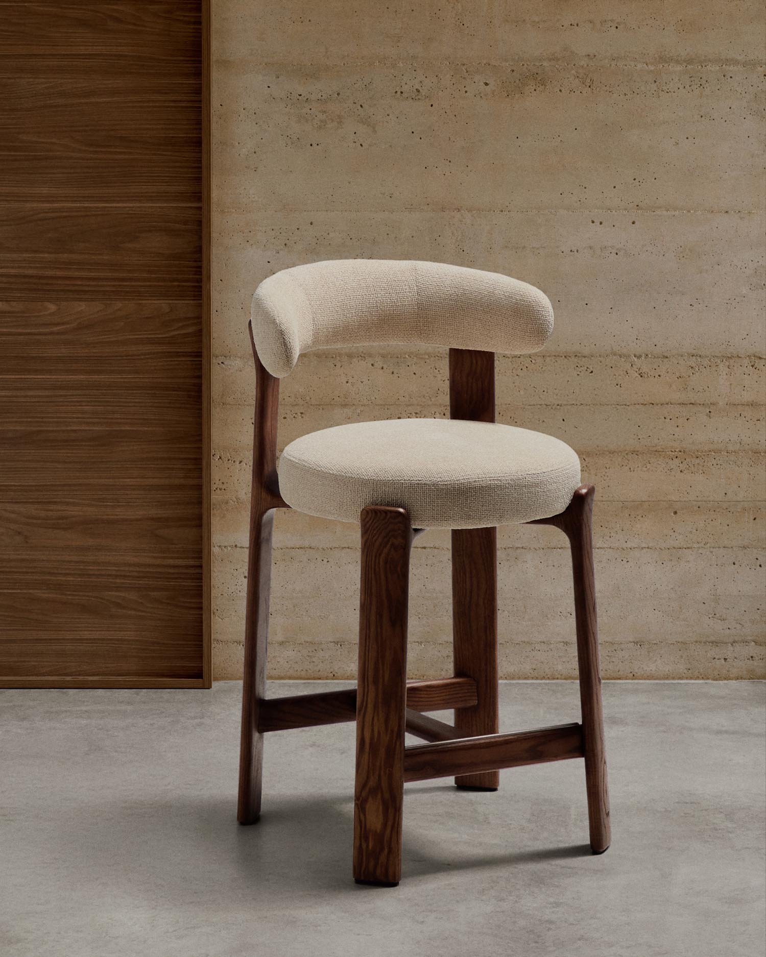 Hocker Granite aus beigefarbener Chenille und massivem Eschenholz mit walnussholzfarbenem Finish, FSC 100%, 65 cm in Beige präsentiert im Onlineshop von KAQTU Design AG. Barstuhl ist von Kave Home