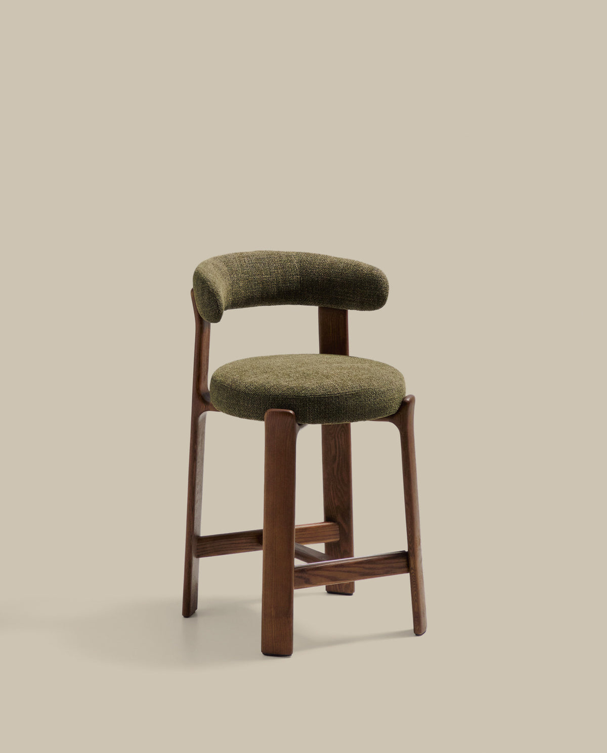 Hocker Granite aus grüner Chenille und massivem Eschenholz mit walnussholzfarbenem Finish, FSC 100%, 65 cm in Grün präsentiert im Onlineshop von KAQTU Design AG. Barstuhl ist von Kave Home