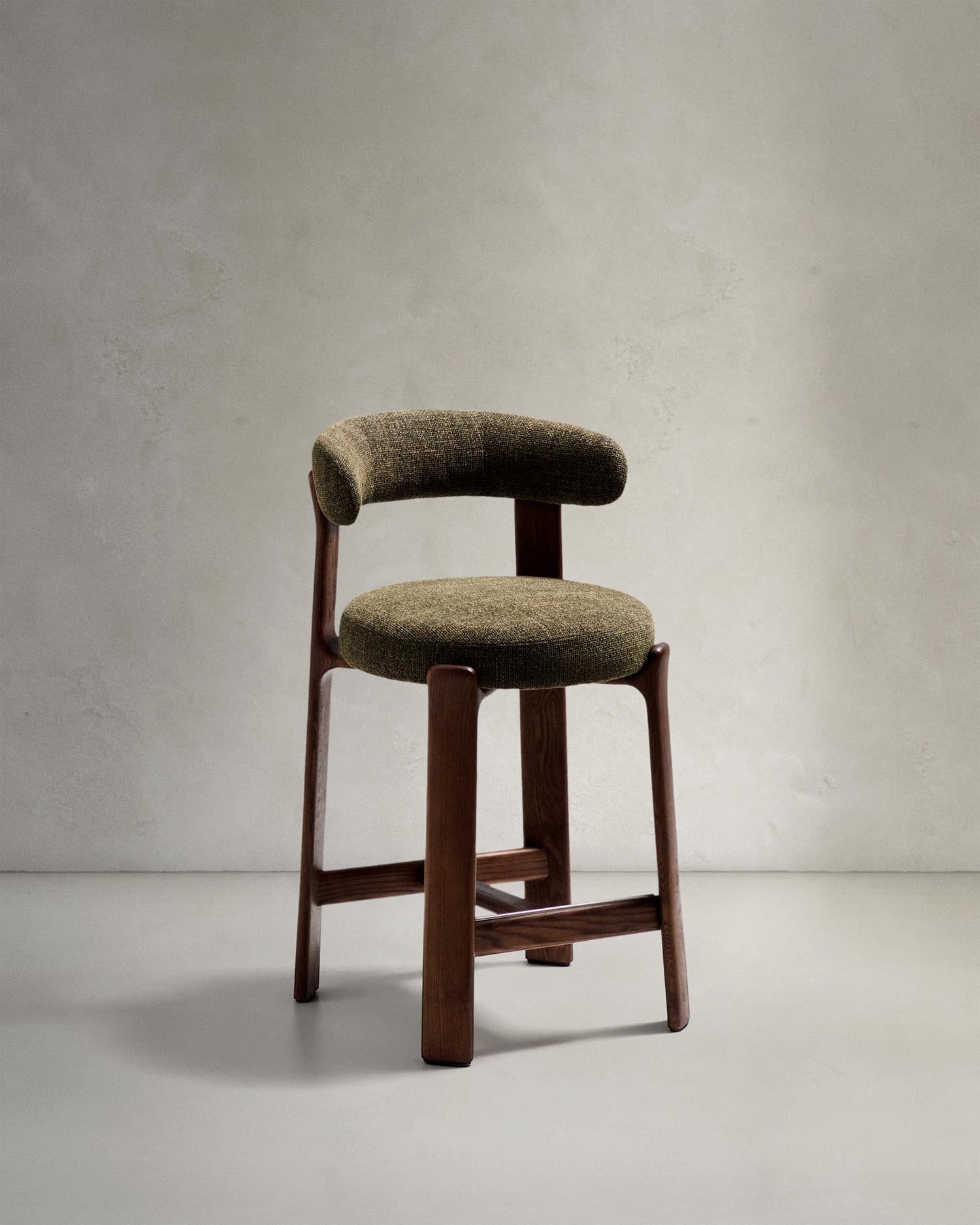 Hocker Granite aus grüner Chenille und massivem Eschenholz mit walnussholzfarbenem Finish, FSC 100%, 65 cm in Grün präsentiert im Onlineshop von KAQTU Design AG. Barstuhl ist von Kave Home