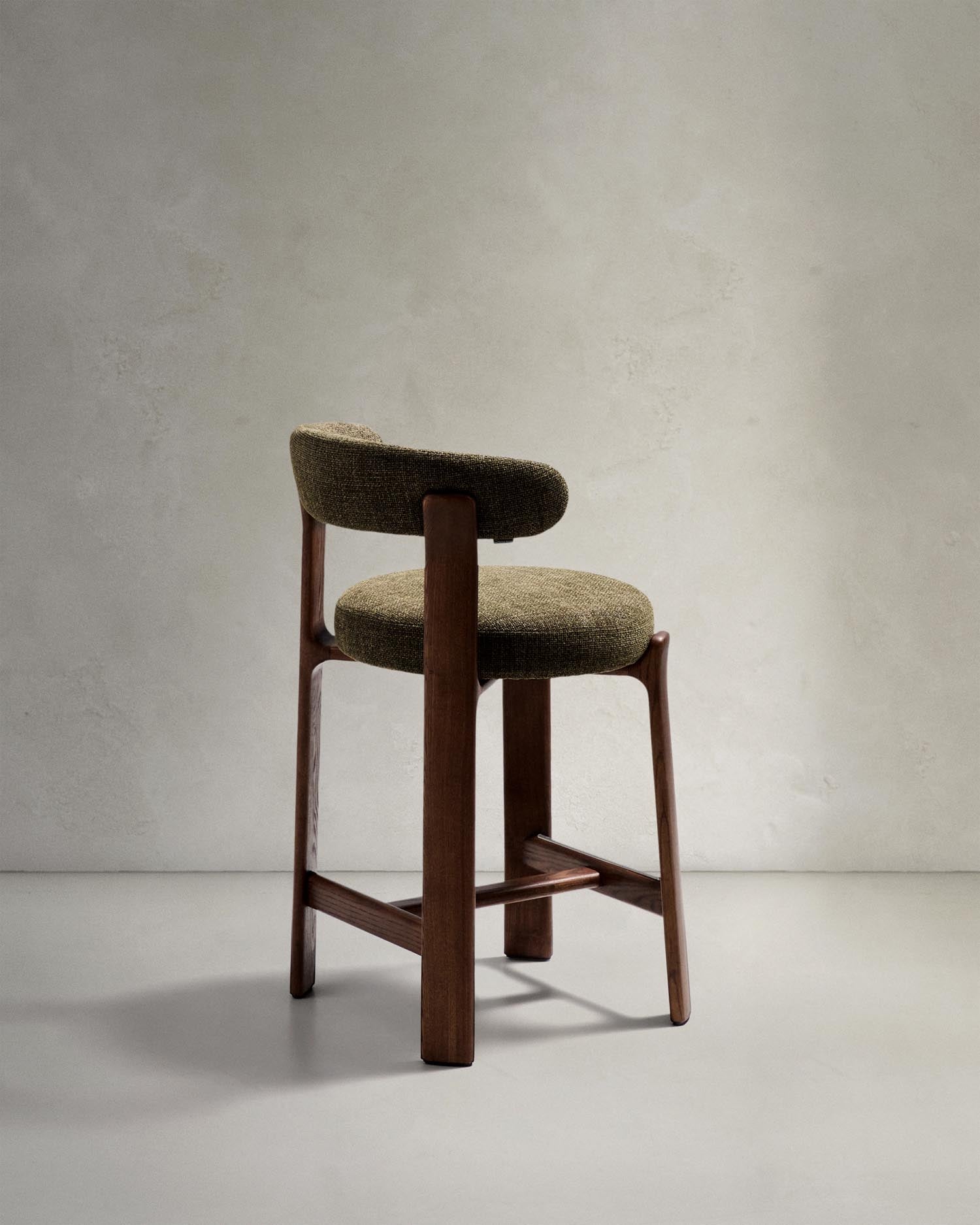 Hocker Granite aus grüner Chenille und massivem Eschenholz mit walnussholzfarbenem Finish, FSC 100%, 65 cm in Grün präsentiert im Onlineshop von KAQTU Design AG. Barstuhl ist von Kave Home