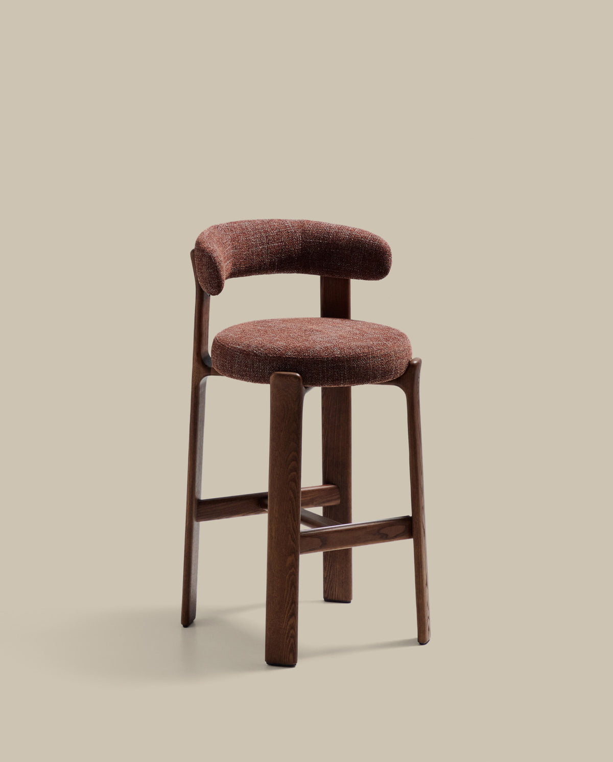 Hocker Granite aus brauner Chenille und massivem Eschenholz mit walnussholzfarbenem Finish, FSC 100%, 75 cm in Braun präsentiert im Onlineshop von KAQTU Design AG. Barstuhl ist von Kave Home