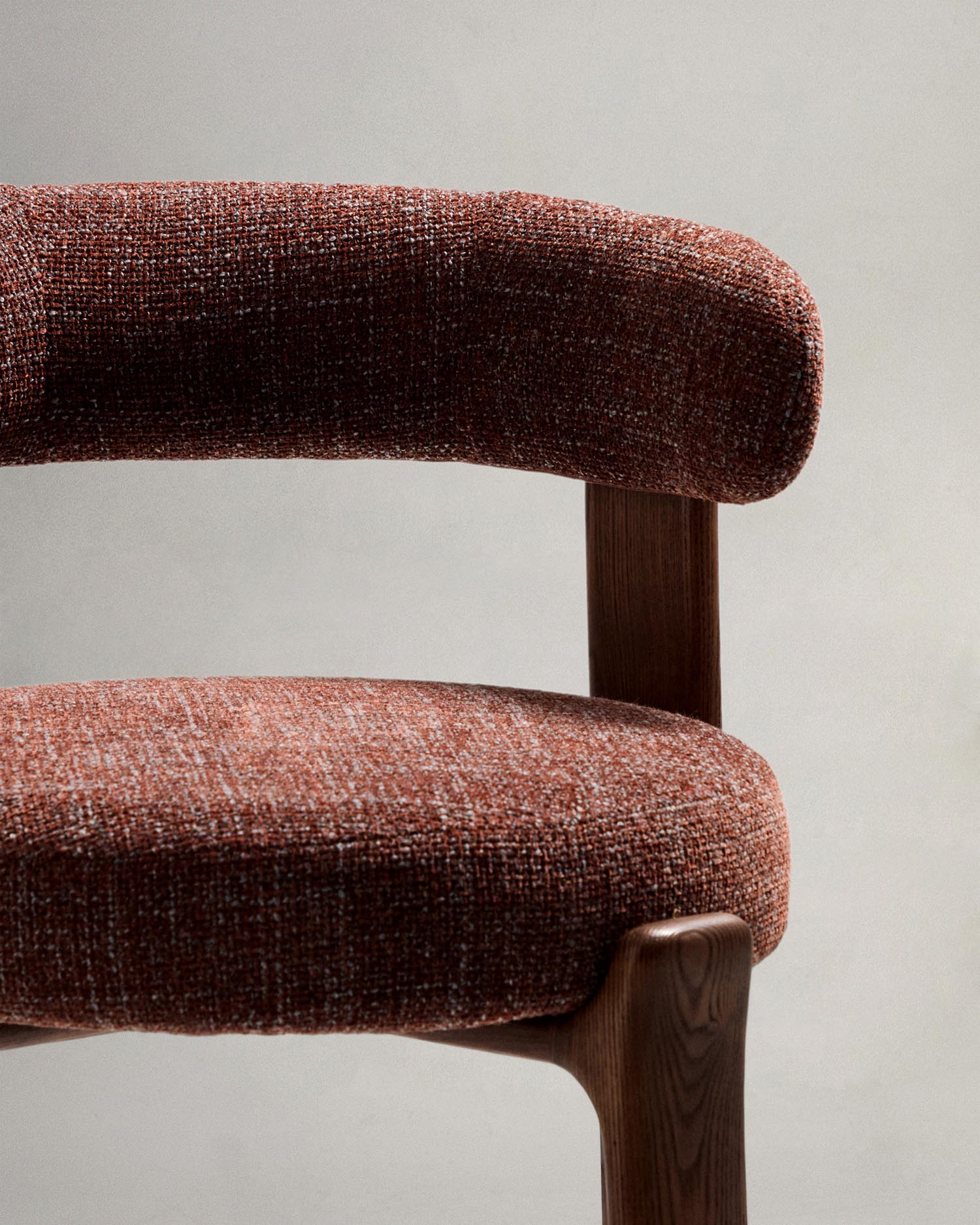 Hocker Granite aus brauner Chenille und massivem Eschenholz mit walnussholzfarbenem Finish, FSC 100%, 75 cm in Braun präsentiert im Onlineshop von KAQTU Design AG. Barstuhl ist von Kave Home