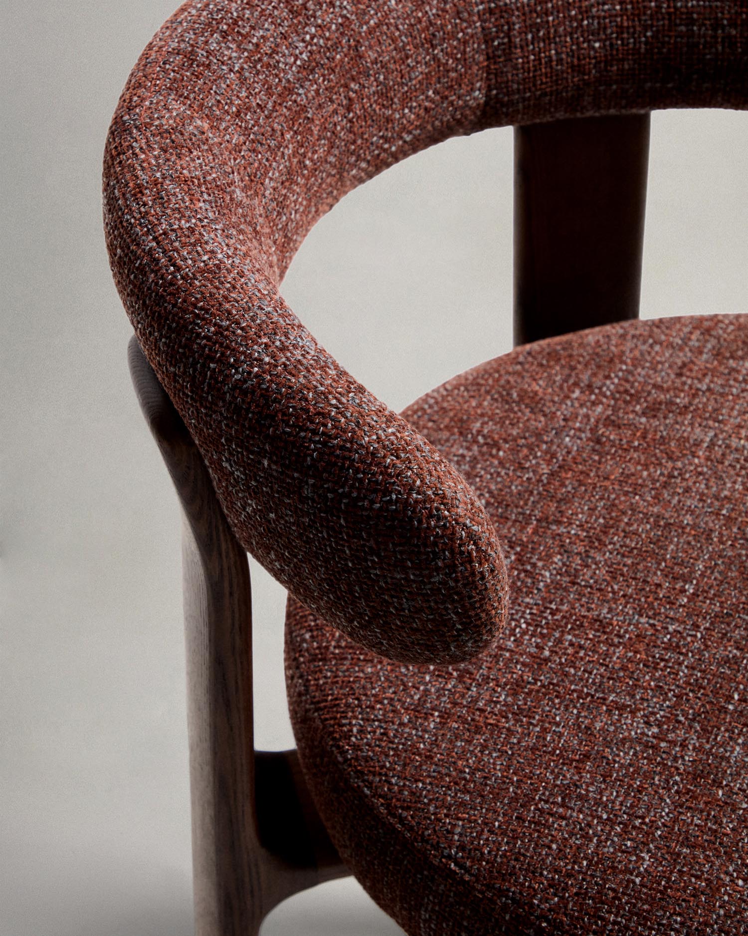 Hocker Granite aus brauner Chenille und massivem Eschenholz mit walnussholzfarbenem Finish, FSC 100%, 75 cm in Braun präsentiert im Onlineshop von KAQTU Design AG. Barstuhl ist von Kave Home