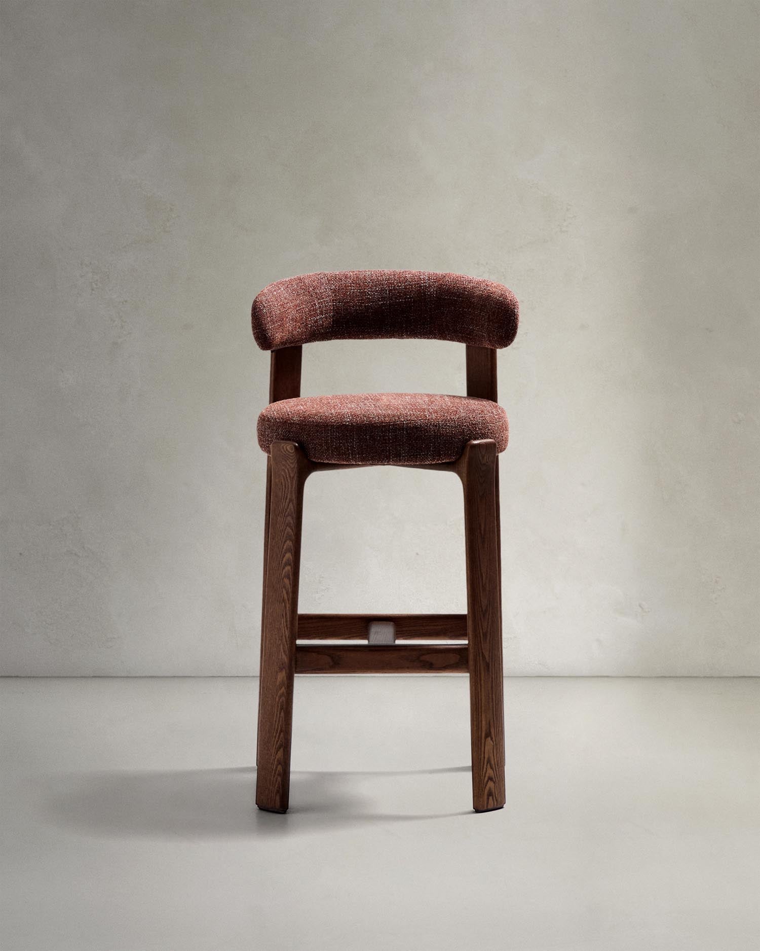 Hocker Granite aus brauner Chenille und massivem Eschenholz mit walnussholzfarbenem Finish, FSC 100%, 75 cm in Braun präsentiert im Onlineshop von KAQTU Design AG. Barstuhl ist von Kave Home