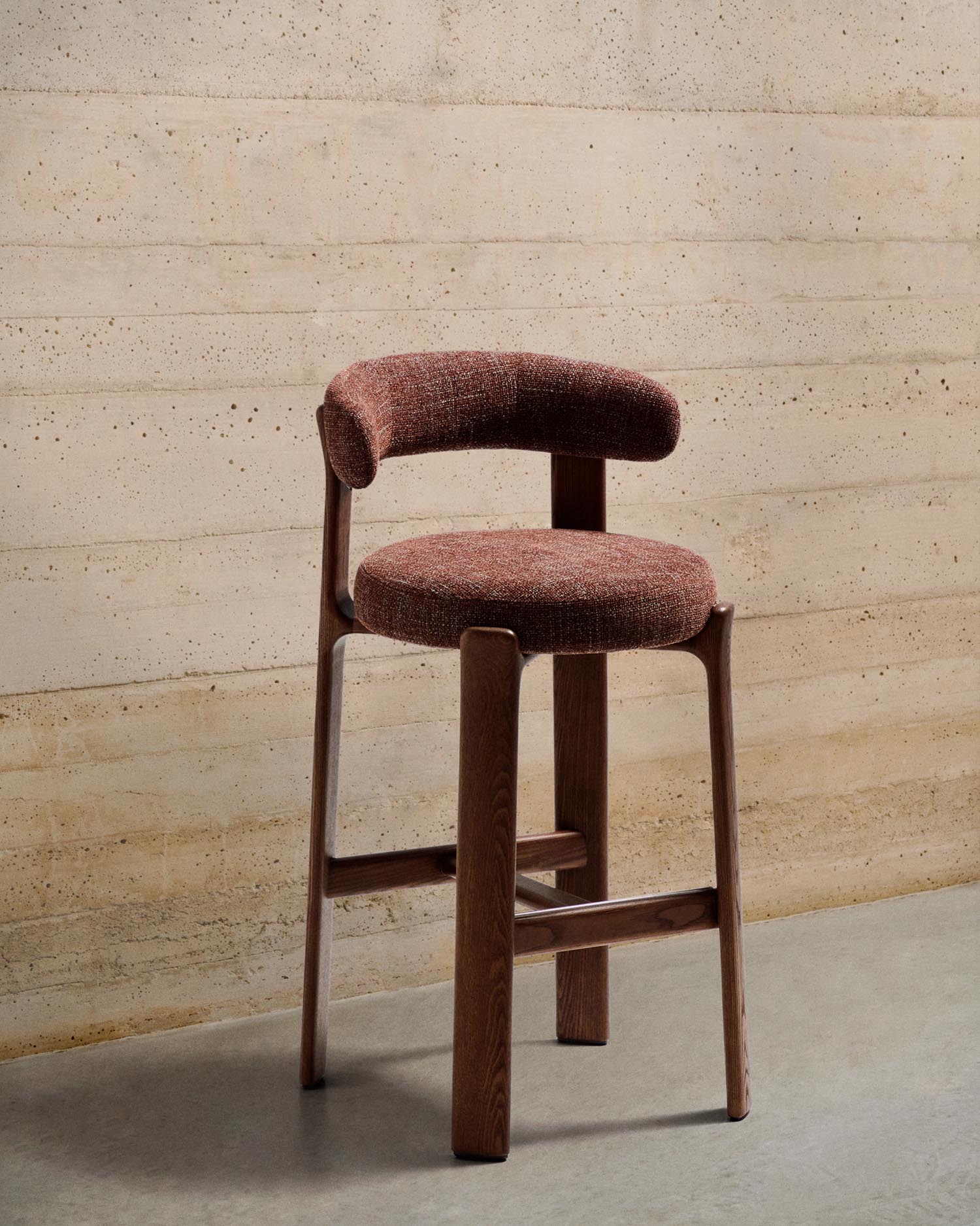 Hocker Granite aus brauner Chenille und massivem Eschenholz mit walnussholzfarbenem Finish, FSC 100%, 75 cm in Braun präsentiert im Onlineshop von KAQTU Design AG. Barstuhl ist von Kave Home