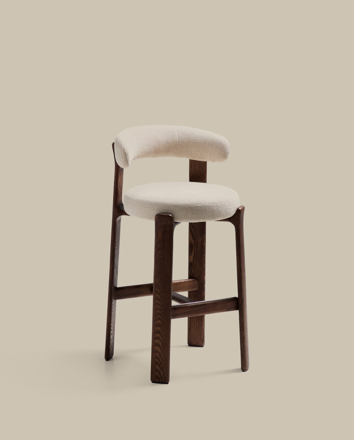 Hocker Granite aus beigefarbener Chenille und massivem Eschenholz mit walnussholzfarbenem Finish, FSC 100%, 75 cm in Beige präsentiert im Onlineshop von KAQTU Design AG. Barstuhl ist von Kave Home