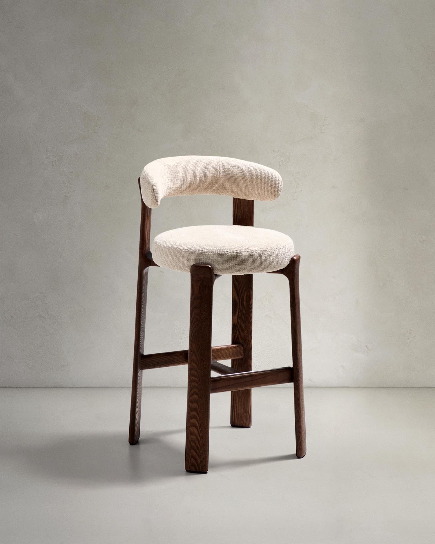 Hocker Granite aus beigefarbener Chenille und massivem Eschenholz mit walnussholzfarbenem Finish, FSC 100%, 75 cm in Beige präsentiert im Onlineshop von KAQTU Design AG. Barstuhl ist von Kave Home