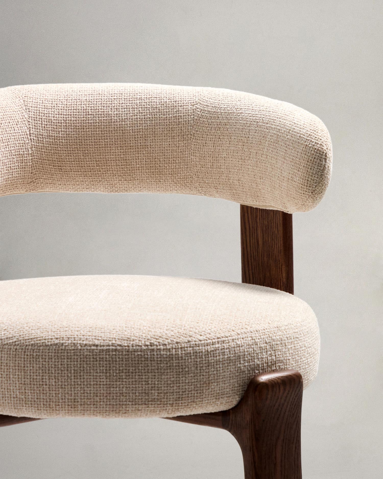 Hocker Granite aus beigefarbener Chenille und massivem Eschenholz mit walnussholzfarbenem Finish, FSC 100%, 75 cm in Beige präsentiert im Onlineshop von KAQTU Design AG. Barstuhl ist von Kave Home