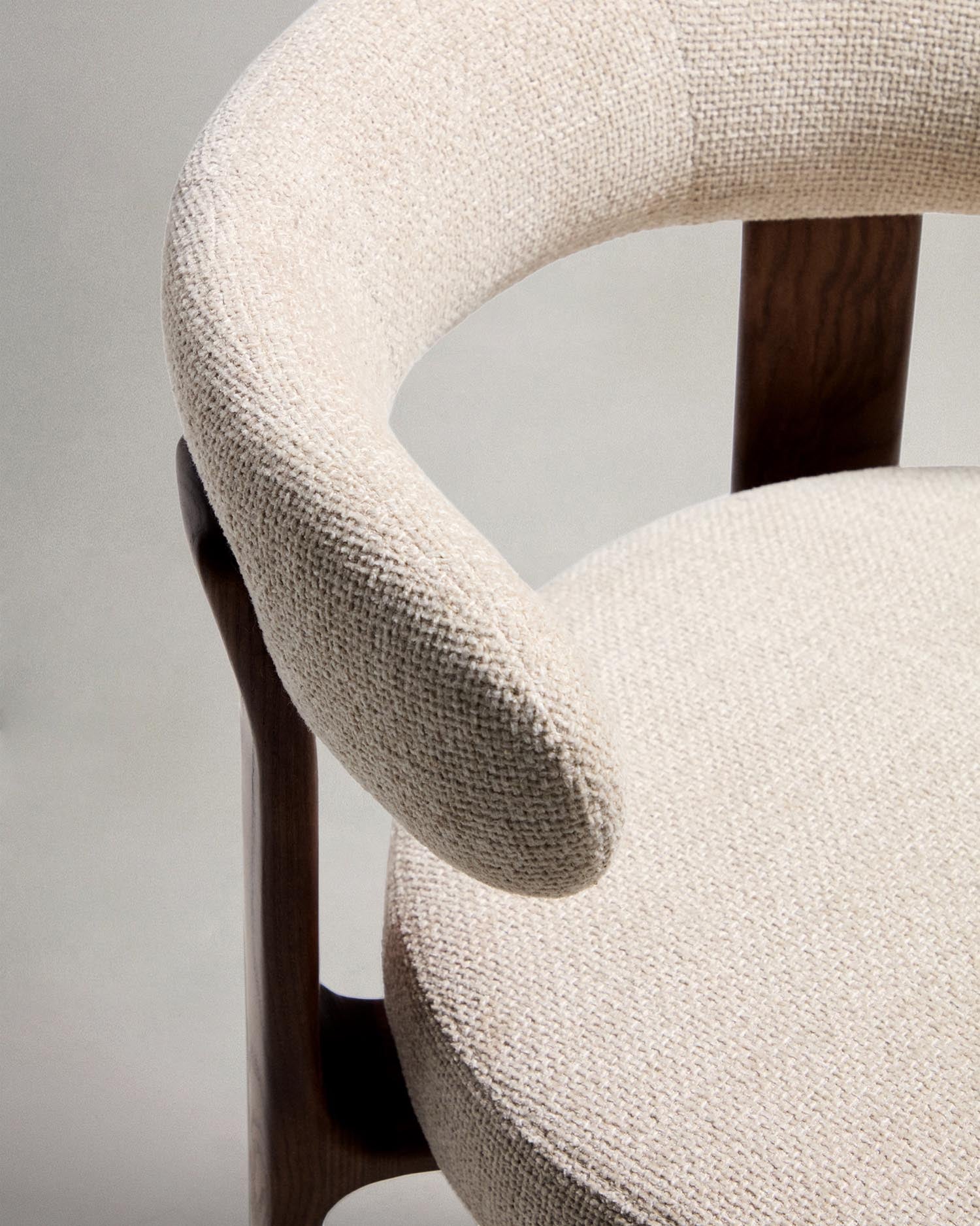 Hocker Granite aus beigefarbener Chenille und massivem Eschenholz mit walnussholzfarbenem Finish, FSC 100%, 75 cm in Beige präsentiert im Onlineshop von KAQTU Design AG. Barstuhl ist von Kave Home
