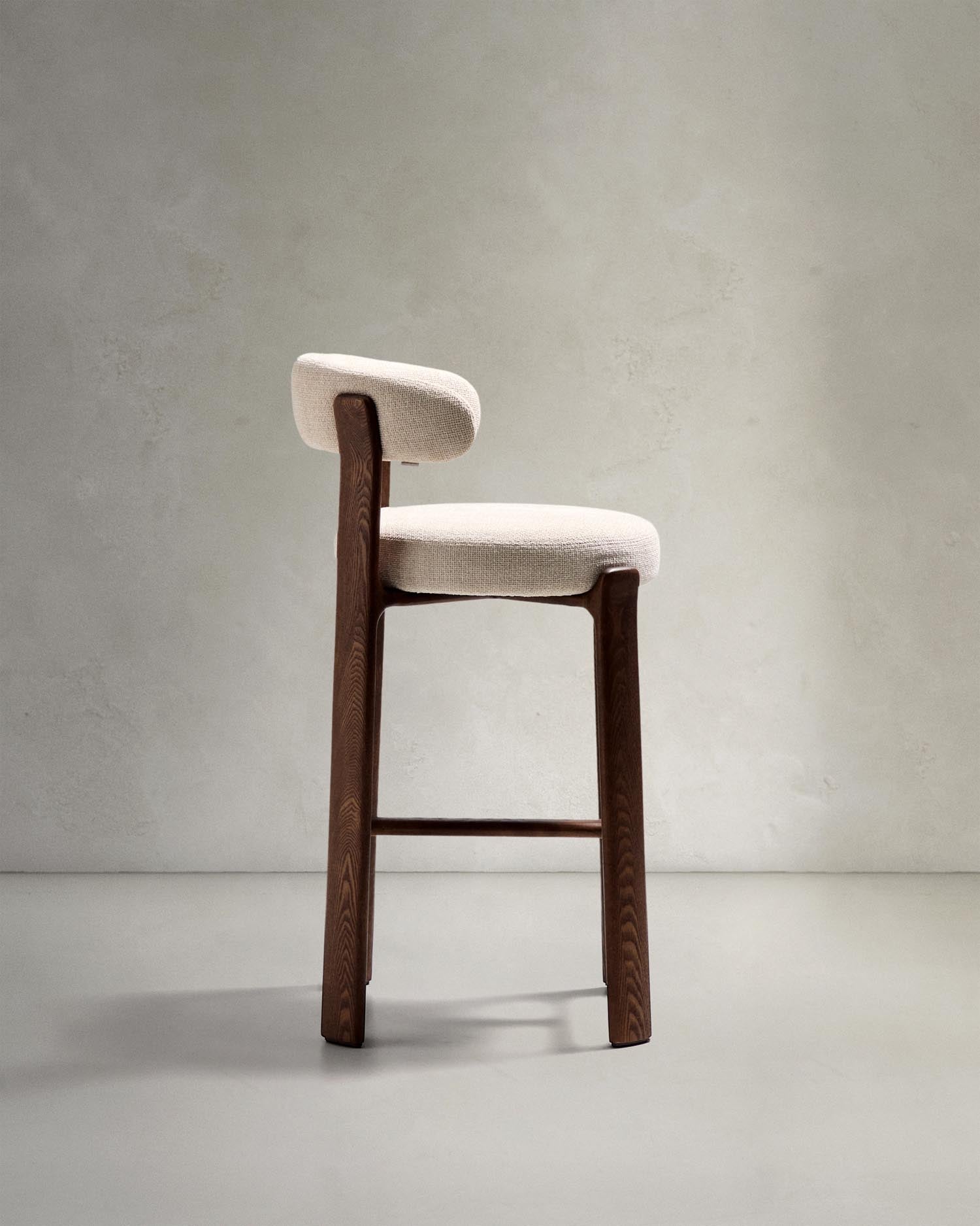 Hocker Granite aus beigefarbener Chenille und massivem Eschenholz mit walnussholzfarbenem Finish, FSC 100%, 75 cm in Beige präsentiert im Onlineshop von KAQTU Design AG. Barstuhl ist von Kave Home