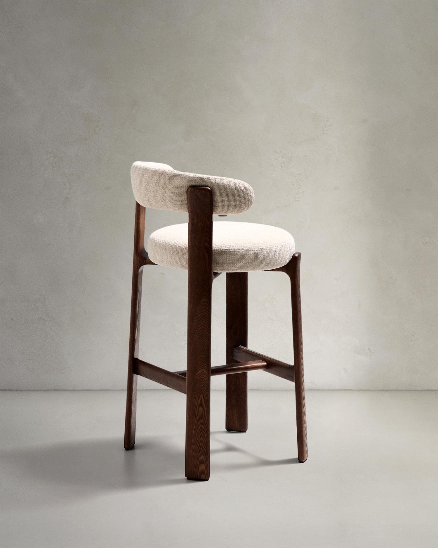 Hocker Granite aus beigefarbener Chenille und massivem Eschenholz mit walnussholzfarbenem Finish, FSC 100%, 75 cm in Beige präsentiert im Onlineshop von KAQTU Design AG. Barstuhl ist von Kave Home