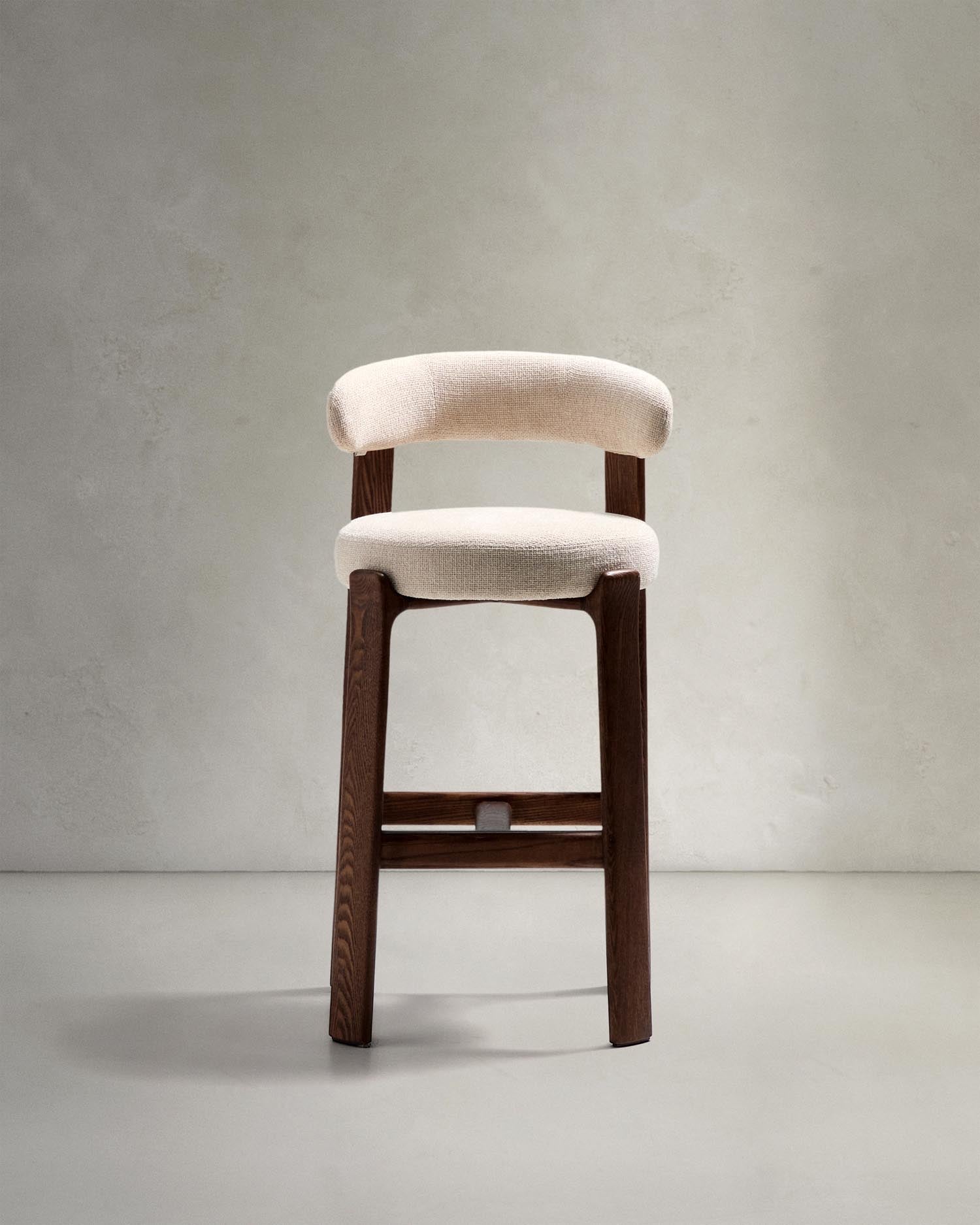 Hocker Granite aus beigefarbener Chenille und massivem Eschenholz mit walnussholzfarbenem Finish, FSC 100%, 75 cm in Beige präsentiert im Onlineshop von KAQTU Design AG. Barstuhl ist von Kave Home
