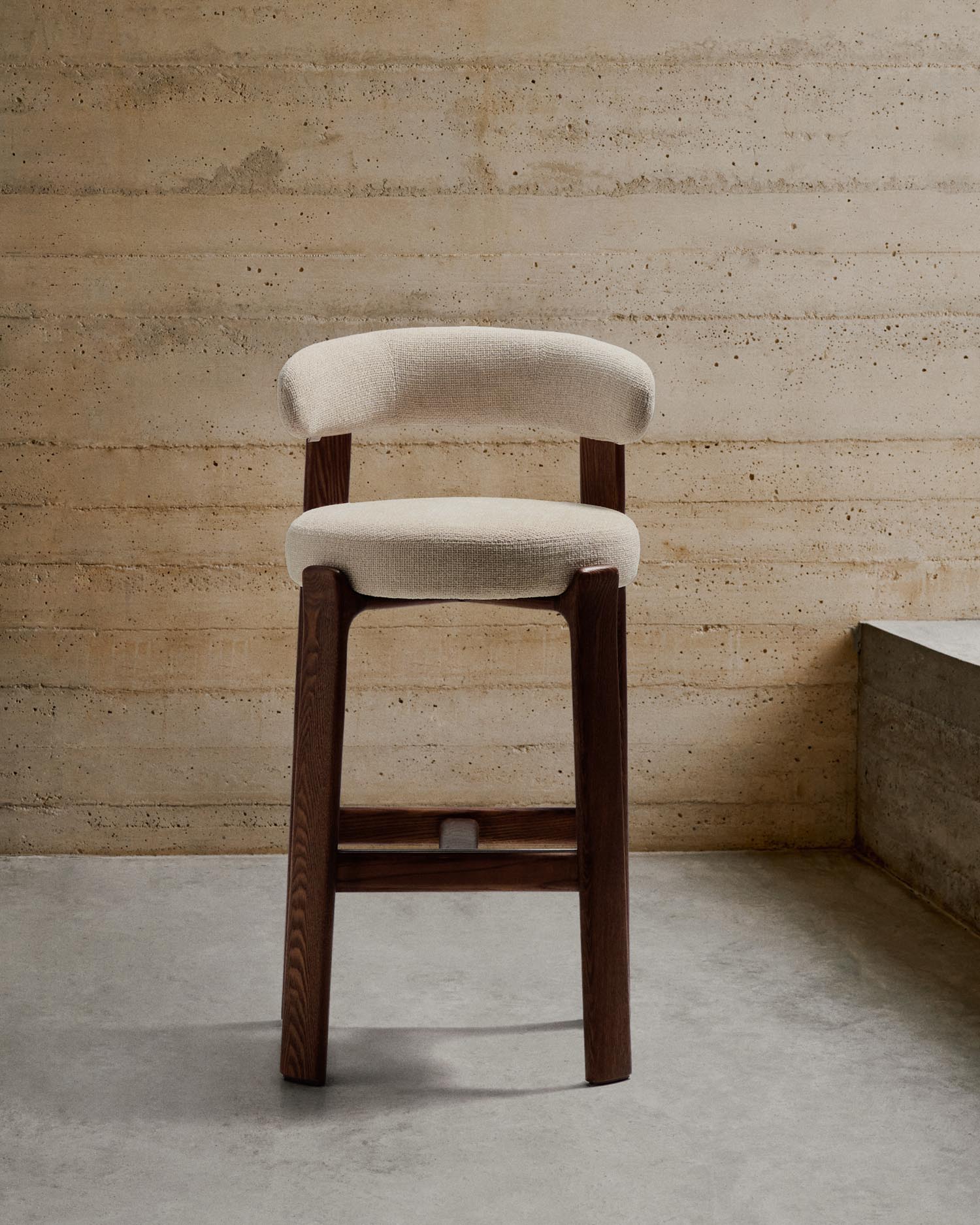Stool granite made of beige chenille and solid ash wood with walnut wood -colored