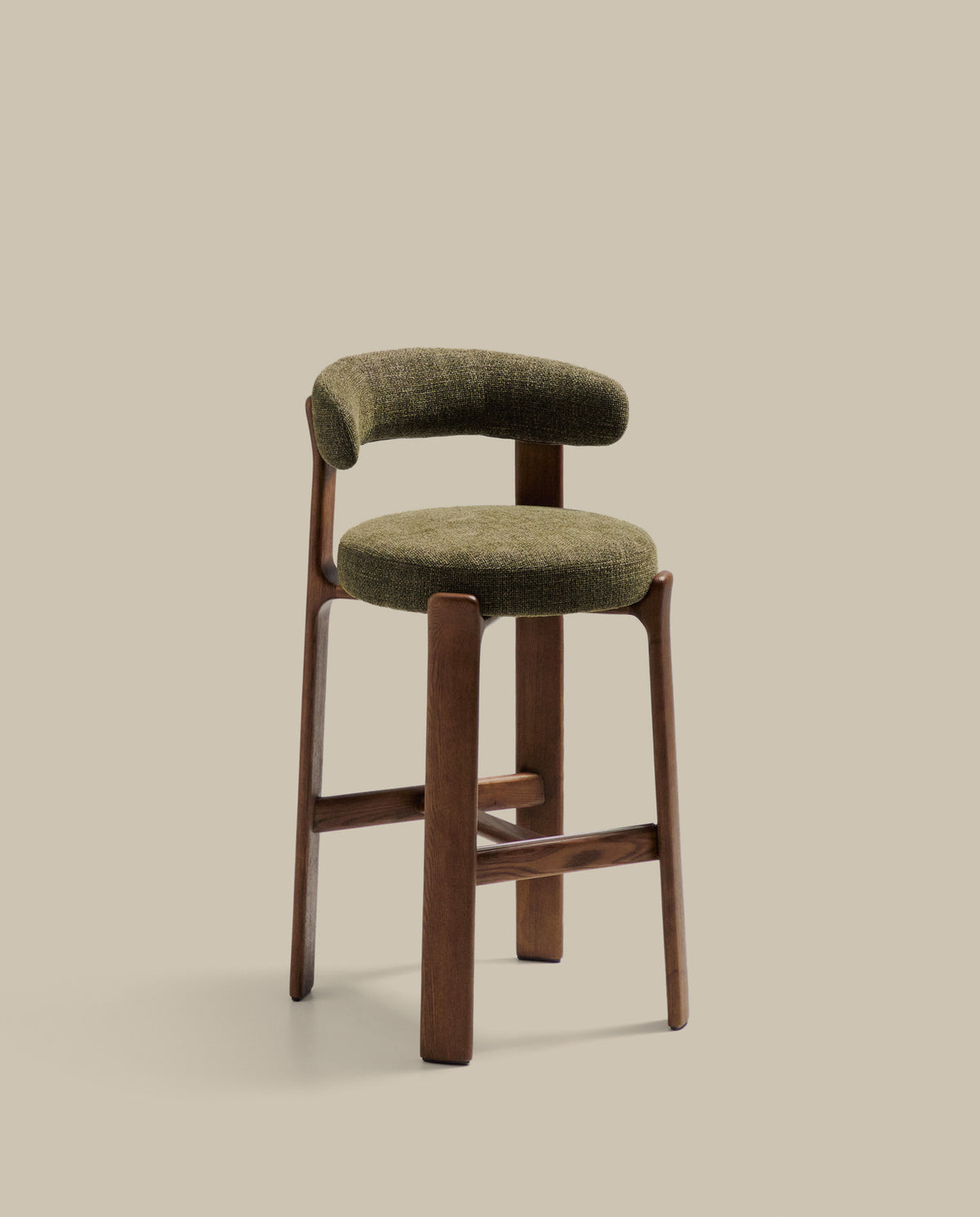 Hocker Granite aus grüner Chenille und massivem Eschenholz mit walnussholzfarbenem Finish, FSC 100%, 75 cm in Grün präsentiert im Onlineshop von KAQTU Design AG. Barstuhl ist von Kave Home