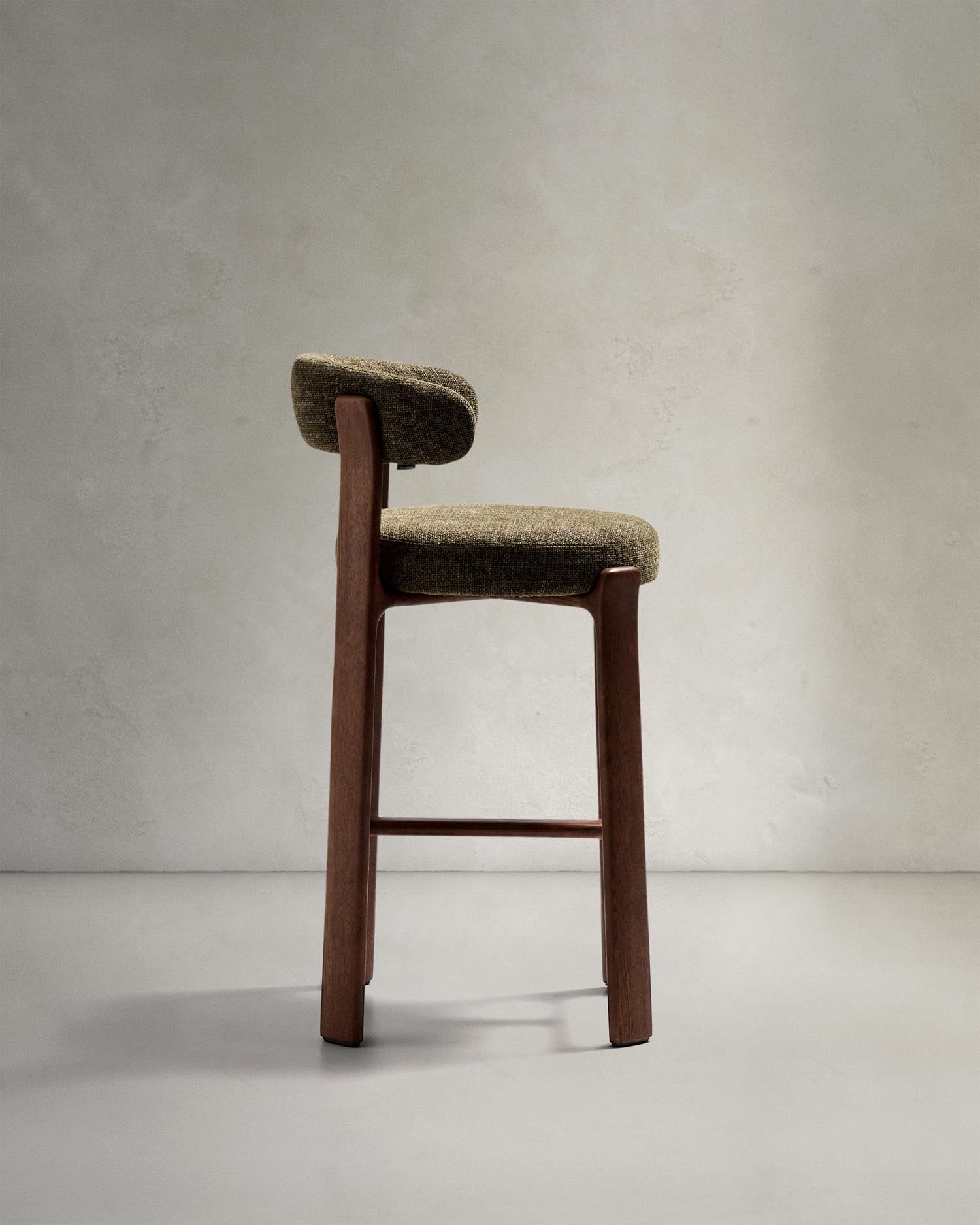 Hocker Granite aus grüner Chenille und massivem Eschenholz mit walnussholzfarbenem Finish, FSC 100%, 75 cm in Grün präsentiert im Onlineshop von KAQTU Design AG. Barstuhl ist von Kave Home