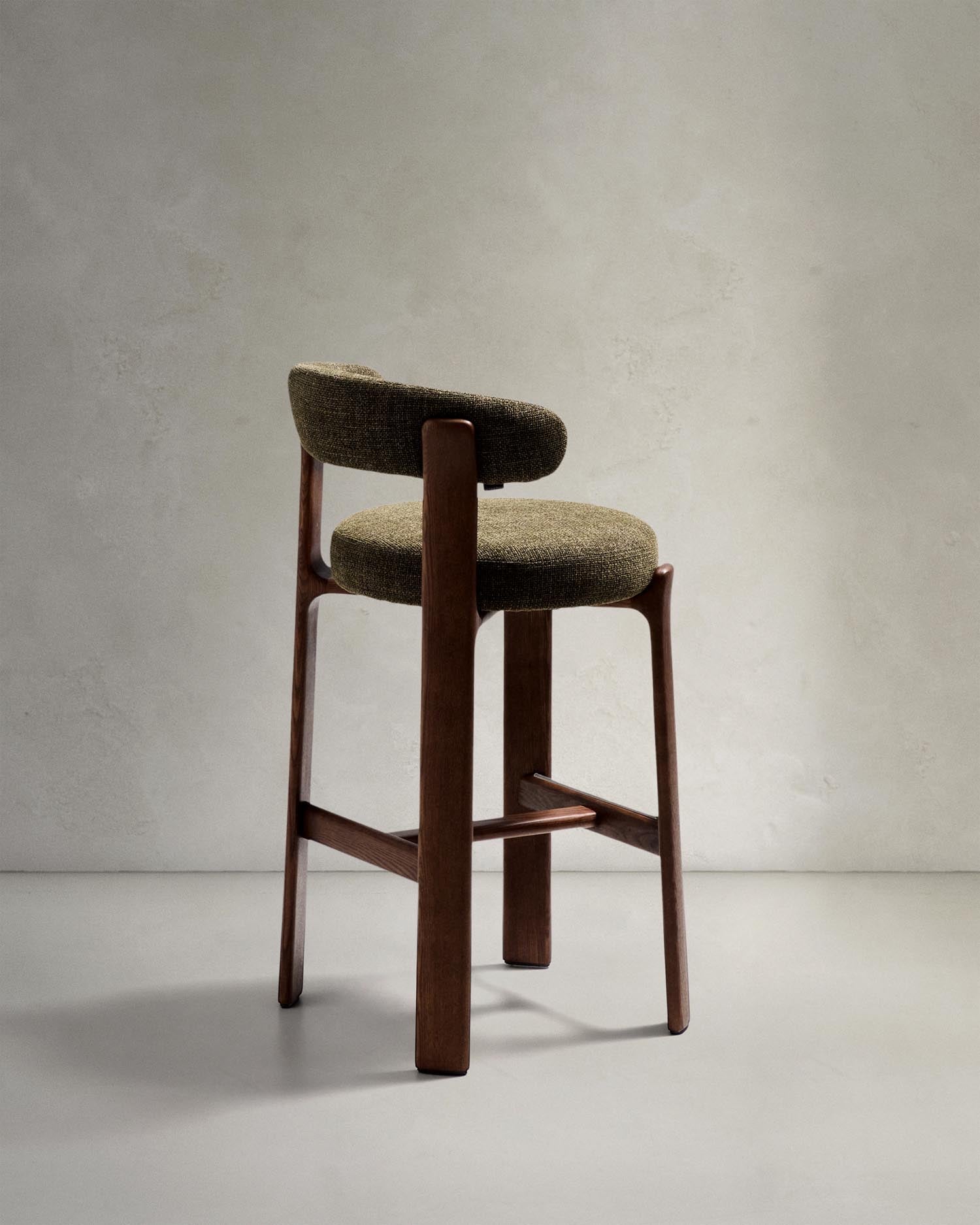 Hocker Granite aus grüner Chenille und massivem Eschenholz mit walnussholzfarbenem Finish, FSC 100%, 75 cm in Grün präsentiert im Onlineshop von KAQTU Design AG. Barstuhl ist von Kave Home
