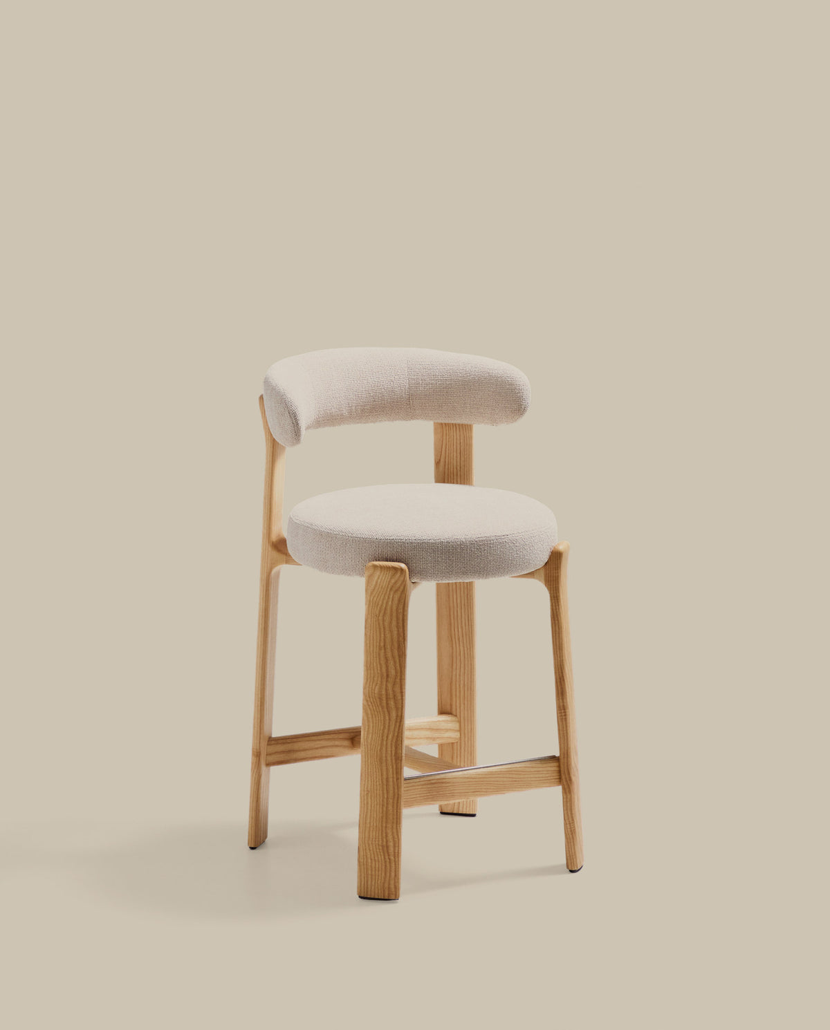 Hocker Granite aus beigefarbener Chenille und massivem Eschenholz mit naturfarbenem Finish, FSC 100%, 65 cm in Beige präsentiert im Onlineshop von KAQTU Design AG. Barstuhl ist von Kave Home