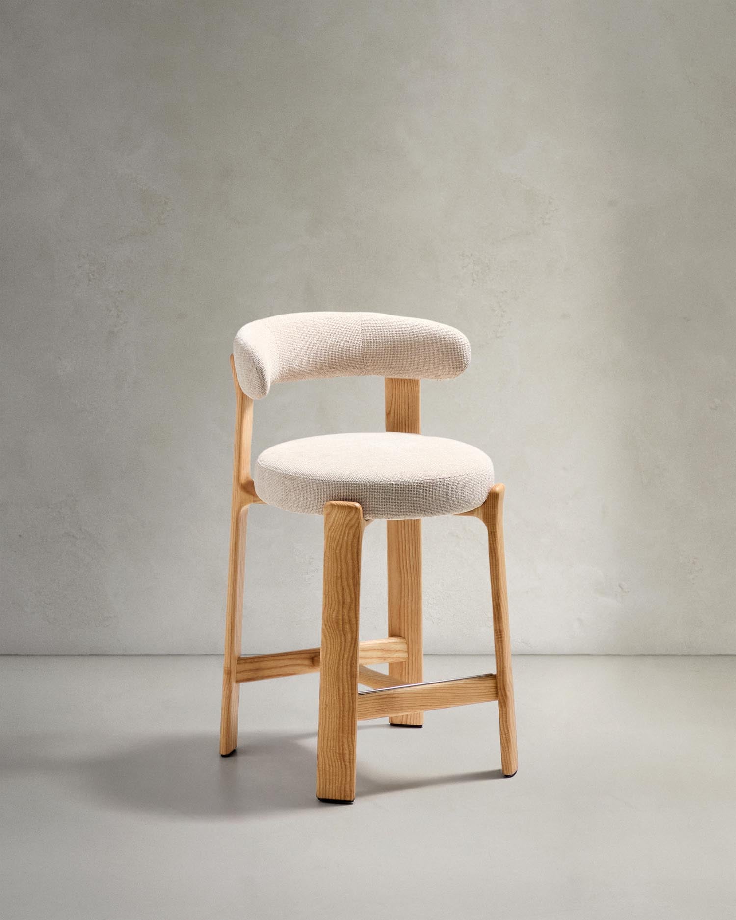 Hocker Granite aus beigefarbener Chenille und massivem Eschenholz mit naturfarbenem Finish, FSC 100%, 65 cm in Beige präsentiert im Onlineshop von KAQTU Design AG. Barstuhl ist von Kave Home