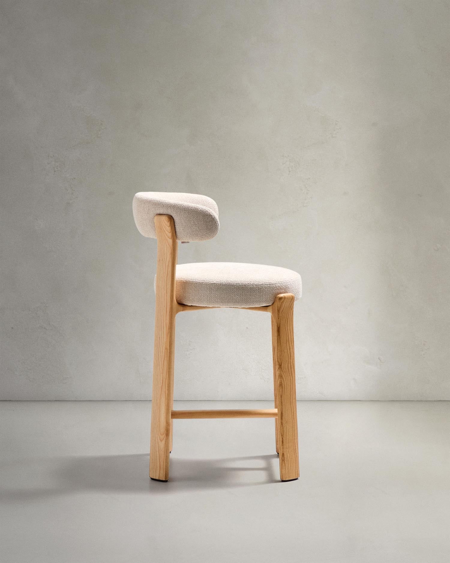 Hocker Granite aus beigefarbener Chenille und massivem Eschenholz mit naturfarbenem Finish, FSC 100%, 65 cm in Beige präsentiert im Onlineshop von KAQTU Design AG. Barstuhl ist von Kave Home