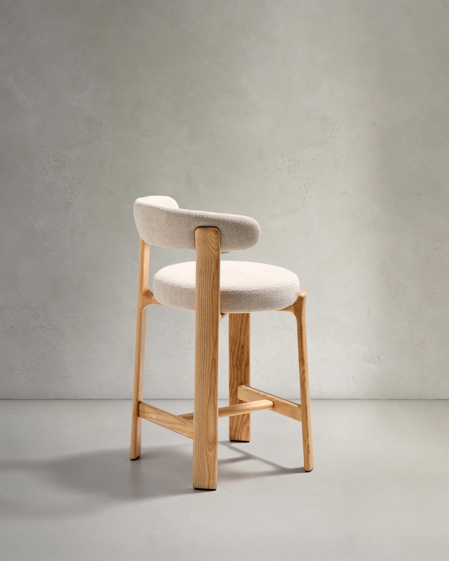Hocker Granite aus beigefarbener Chenille und massivem Eschenholz mit naturfarbenem Finish, FSC 100%, 65 cm in Beige präsentiert im Onlineshop von KAQTU Design AG. Barstuhl ist von Kave Home