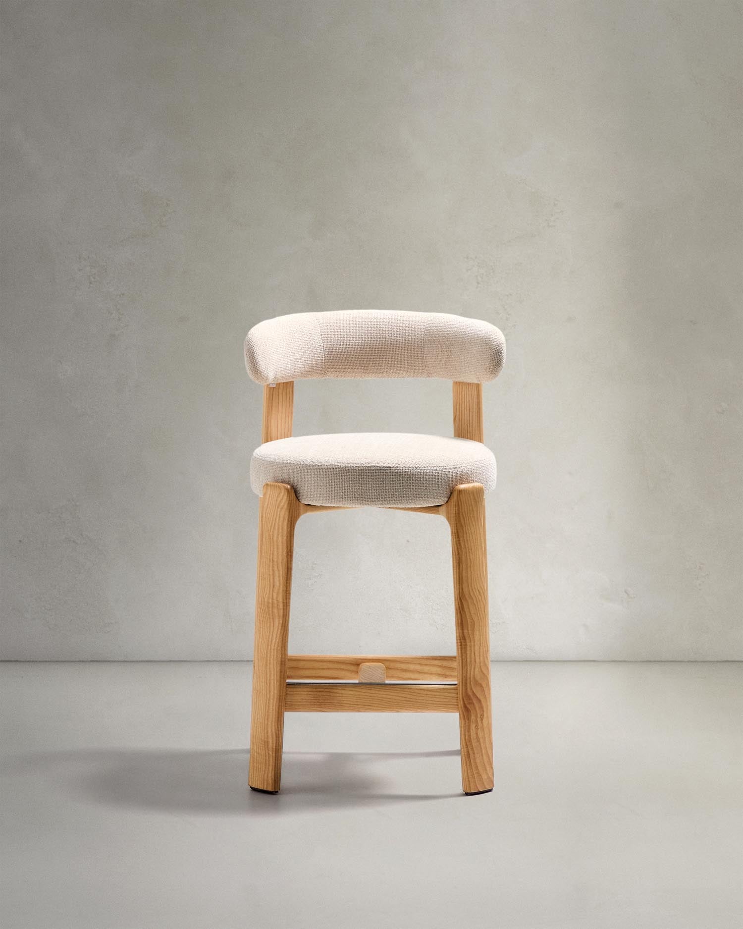Hocker Granite aus beigefarbener Chenille und massivem Eschenholz mit naturfarbenem Finish, FSC 100%, 65 cm in Beige präsentiert im Onlineshop von KAQTU Design AG. Barstuhl ist von Kave Home