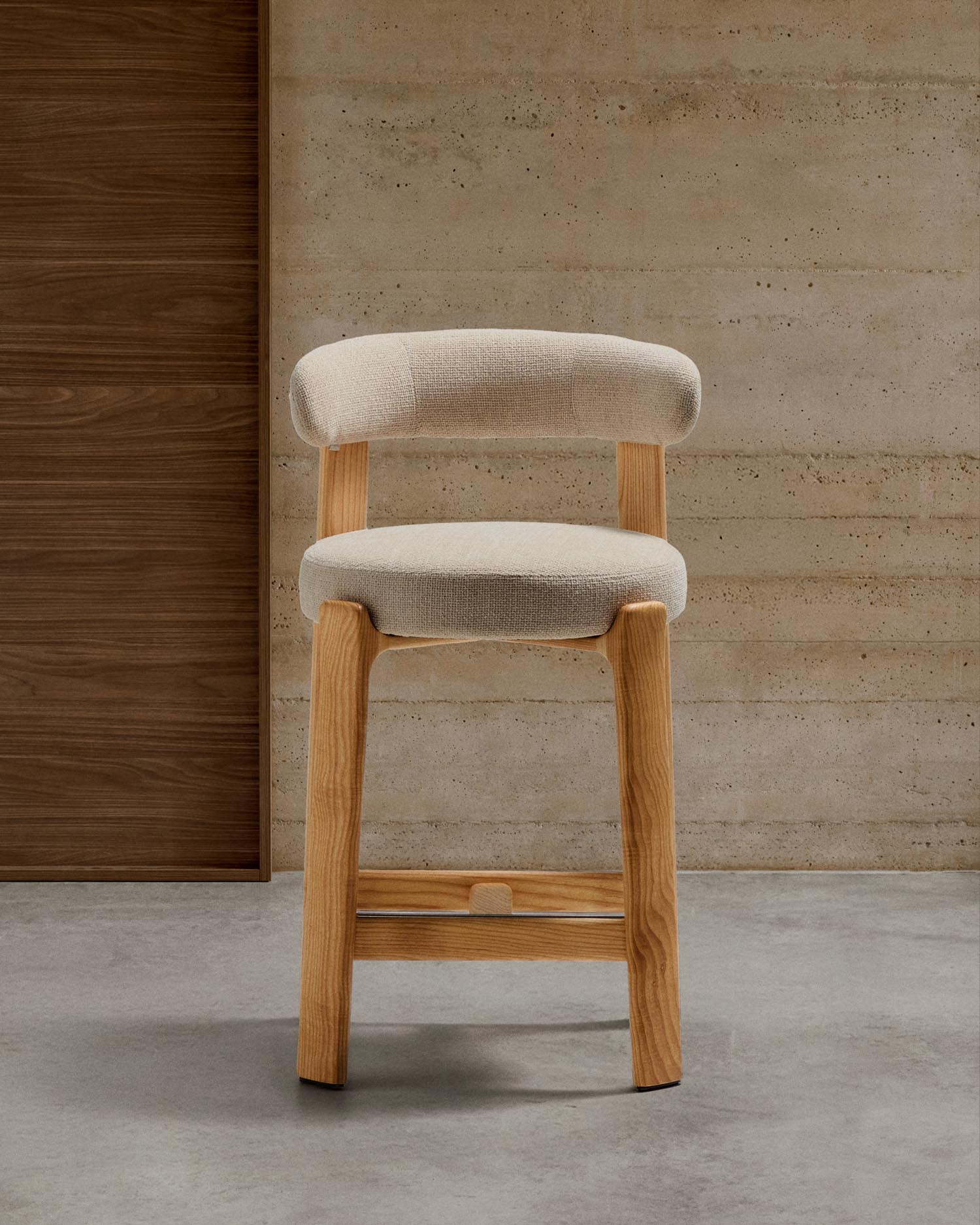 Hocker Granite aus beigefarbener Chenille und massivem Eschenholz mit naturfarbenem Finish, FSC 100%, 65 cm in Beige präsentiert im Onlineshop von KAQTU Design AG. Barstuhl ist von Kave Home