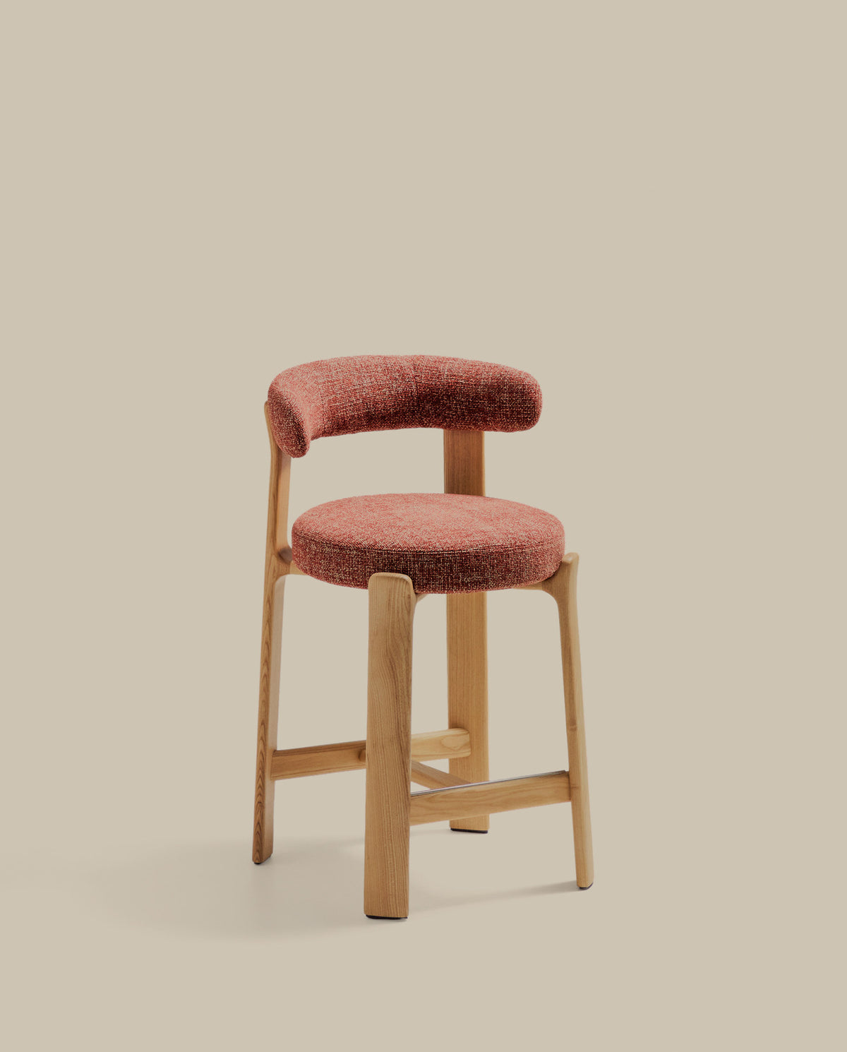 Hocker Granite aus terrakottafarbener Chenille und massivem Eschenholz mit naturfarbenem Finish, FSC 100%, 65 cm in Terrakotta präsentiert im Onlineshop von KAQTU Design AG. Barstuhl ist von Kave Home