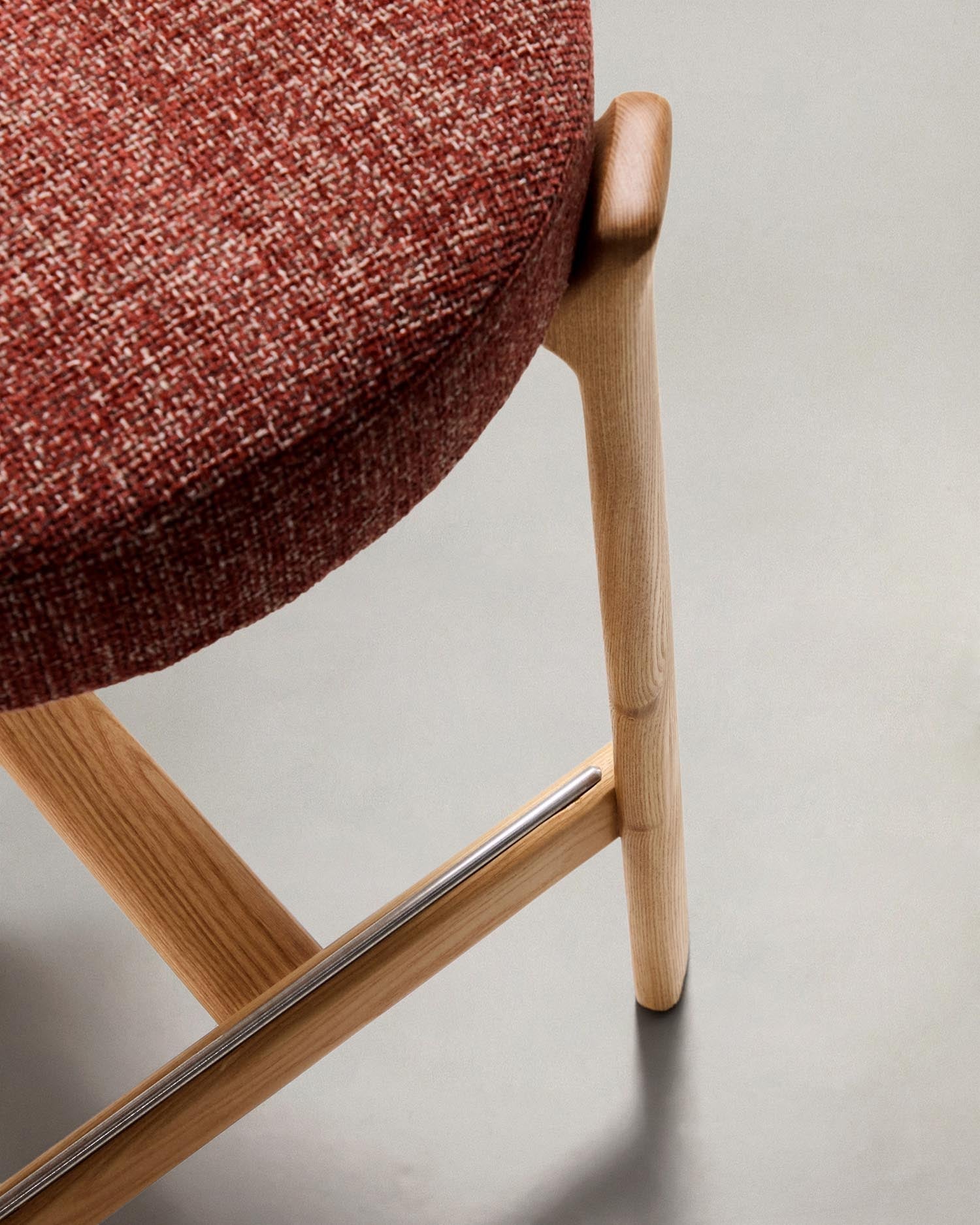 Hocker Granite aus terrakottafarbener Chenille und massivem Eschenholz mit naturfarbenem Finish, FSC 100%, 65 cm in Terrakotta präsentiert im Onlineshop von KAQTU Design AG. Barstuhl ist von Kave Home