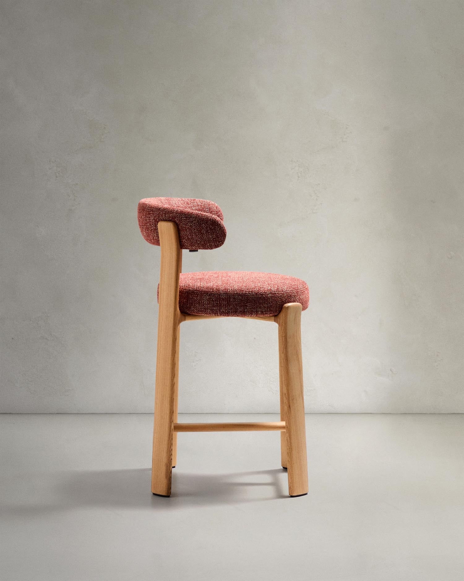 Hocker Granite aus terrakottafarbener Chenille und massivem Eschenholz mit naturfarbenem Finish, FSC 100%, 65 cm in Terrakotta präsentiert im Onlineshop von KAQTU Design AG. Barstuhl ist von Kave Home