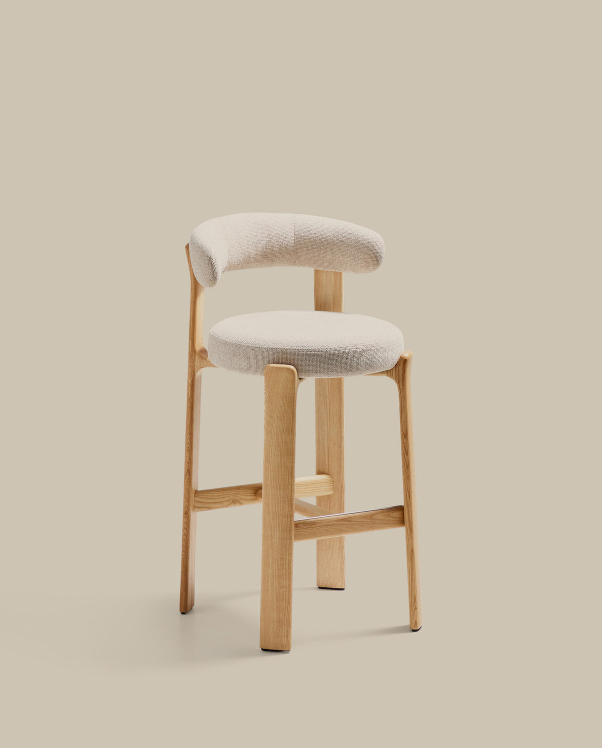 Hocker Granite aus beigefarbener Chenille und massivem Eschenholz mit naturfarbenem Finish, FSC 100%, 75 cm in Beige präsentiert im Onlineshop von KAQTU Design AG. Barstuhl ist von Kave Home