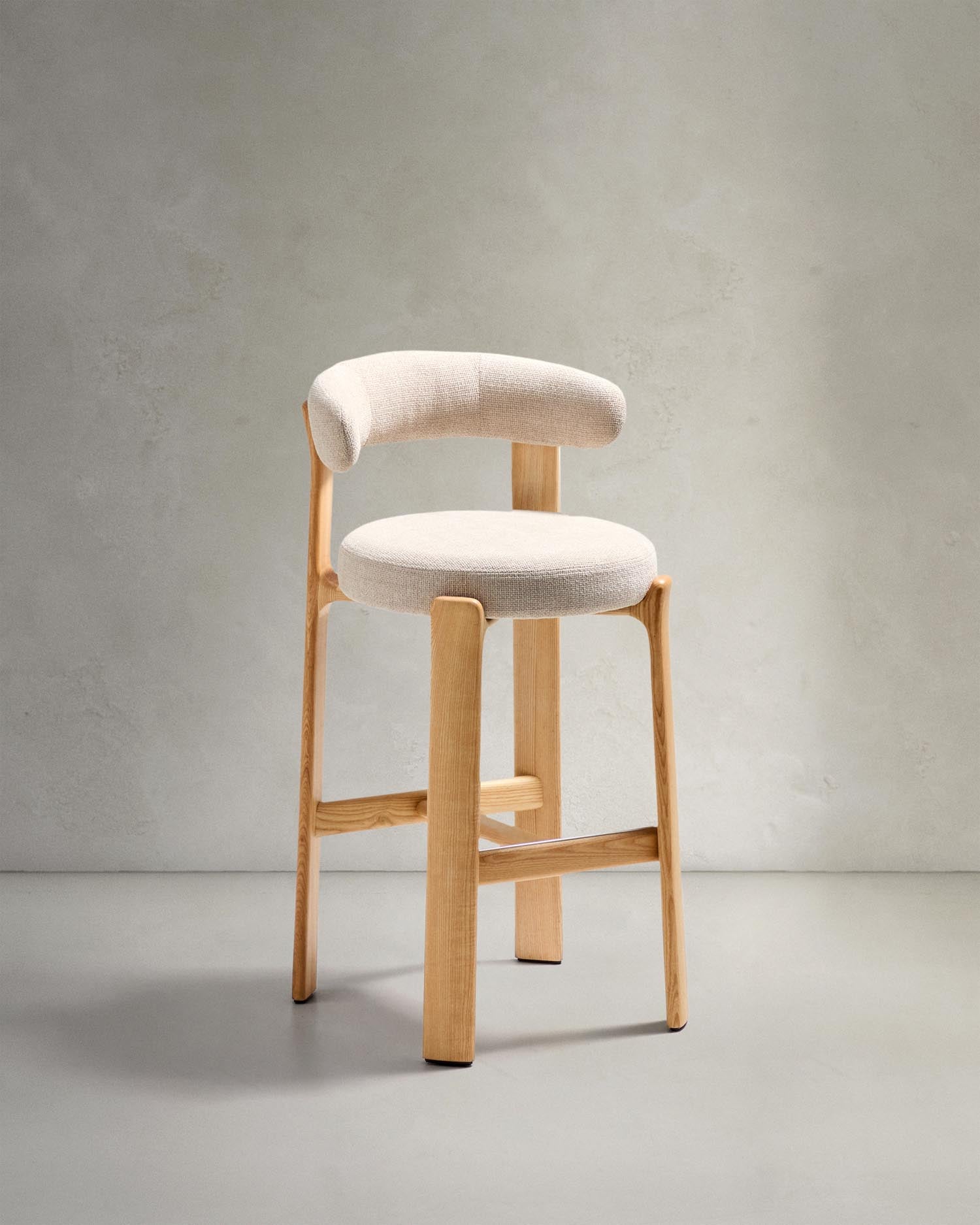 Hocker Granite aus beigefarbener Chenille und massivem Eschenholz mit naturfarbenem Finish, FSC 100%, 75 cm in Beige präsentiert im Onlineshop von KAQTU Design AG. Barstuhl ist von Kave Home