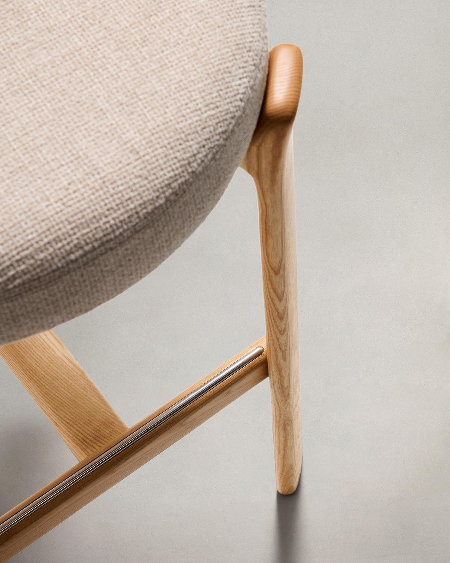 Hocker Granite aus beigefarbener Chenille und massivem Eschenholz mit naturfarbenem Finish, FSC 100%, 75 cm in Beige präsentiert im Onlineshop von KAQTU Design AG. Barstuhl ist von Kave Home