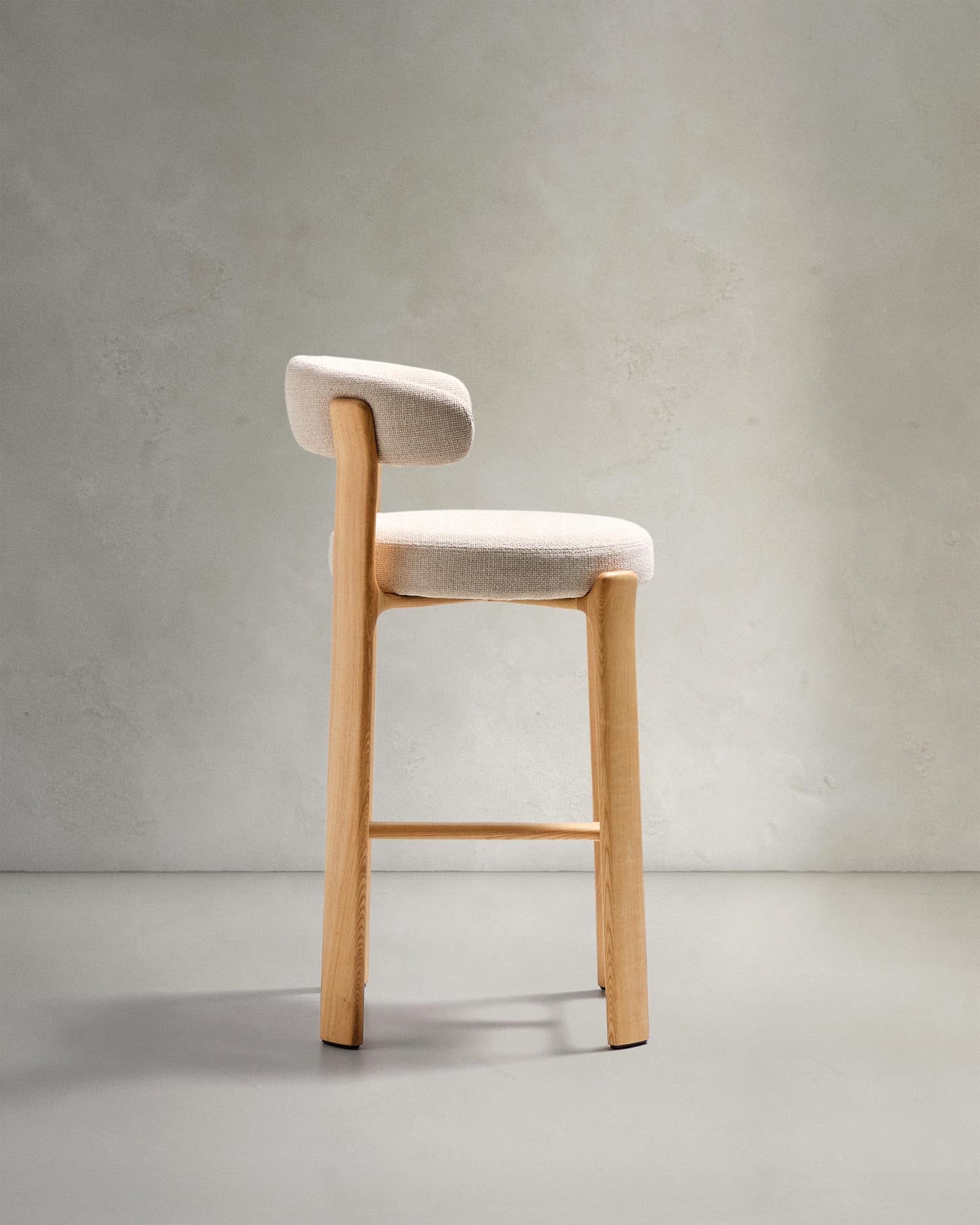 Hocker Granite aus beigefarbener Chenille und massivem Eschenholz mit naturfarbenem Finish, FSC 100%, 75 cm in Beige präsentiert im Onlineshop von KAQTU Design AG. Barstuhl ist von Kave Home