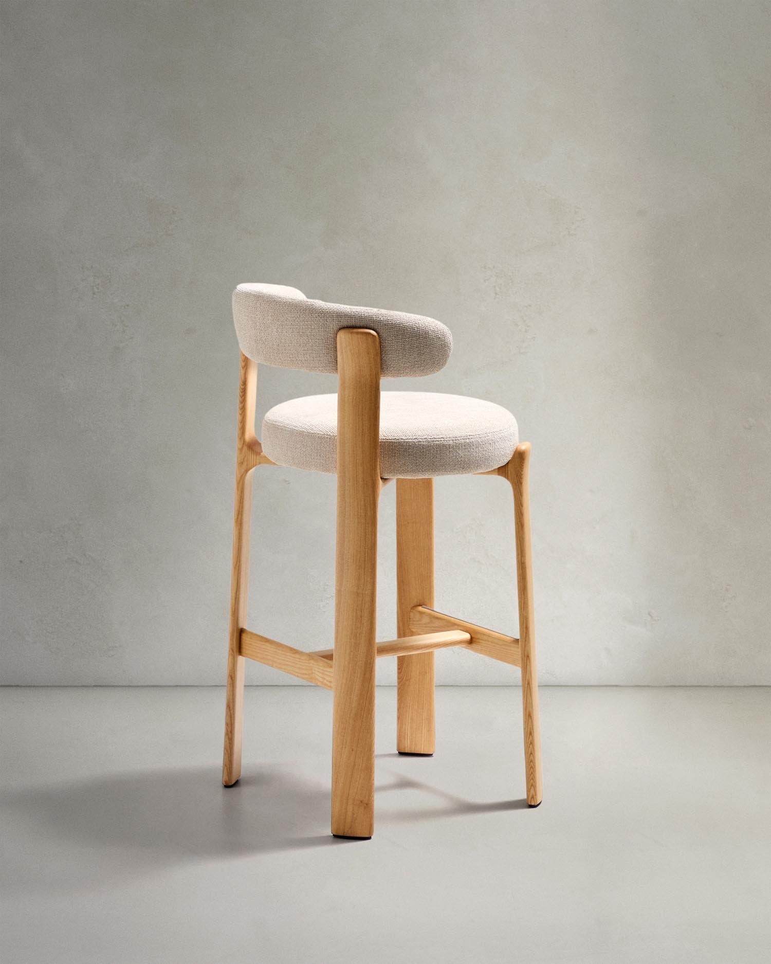 Hocker Granite aus beigefarbener Chenille und massivem Eschenholz mit naturfarbenem Finish, FSC 100%, 75 cm in Beige präsentiert im Onlineshop von KAQTU Design AG. Barstuhl ist von Kave Home