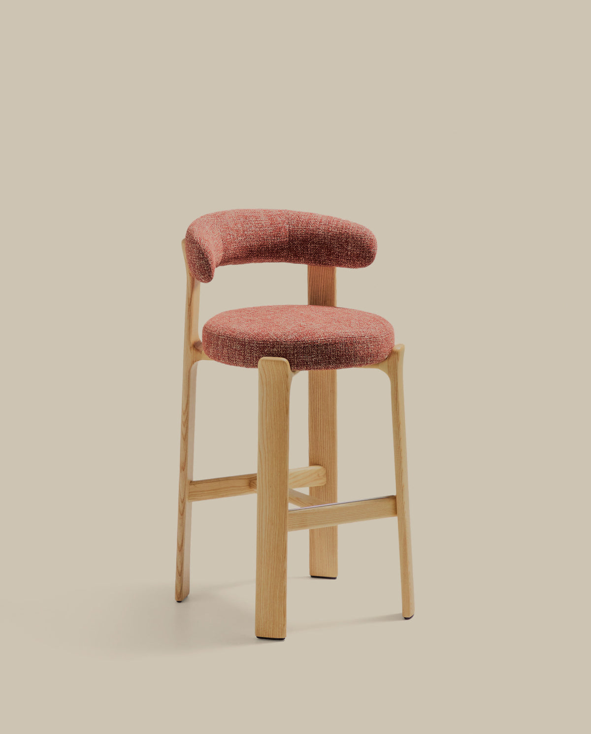 Hocker Granite aus terrakottafarbener Chenille und massivem Eschenholz mit naturfarbenem Finish, FSC 100%, 75 cm in Terrakotta präsentiert im Onlineshop von KAQTU Design AG. Barstuhl ist von Kave Home