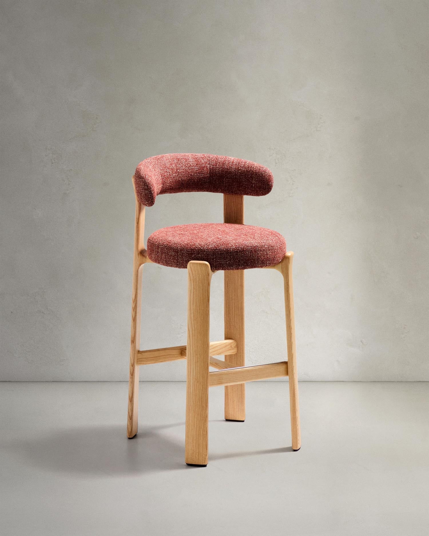Hocker Granite aus terrakottafarbener Chenille und massivem Eschenholz mit naturfarbenem Finish, FSC 100%, 75 cm in Terrakotta präsentiert im Onlineshop von KAQTU Design AG. Barstuhl ist von Kave Home