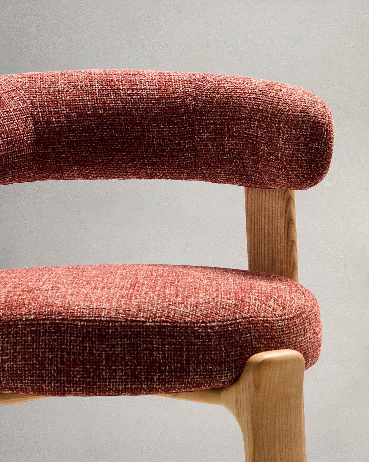 Hocker Granite aus terrakottafarbener Chenille und massivem Eschenholz mit naturfarbenem Finish, FSC 100%, 75 cm in Terrakotta präsentiert im Onlineshop von KAQTU Design AG. Barstuhl ist von Kave Home