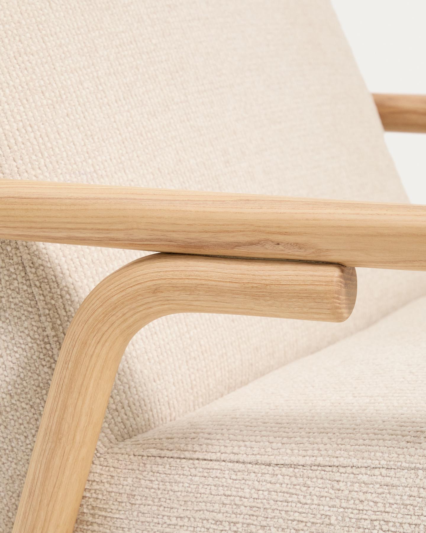 Sessel Sylo aus beiger Chenille und massivem Eschenholz mit naturfarbenem Finish, FSC 100 % in Beige präsentiert im Onlineshop von KAQTU Design AG. Sessel ist von Kave Home