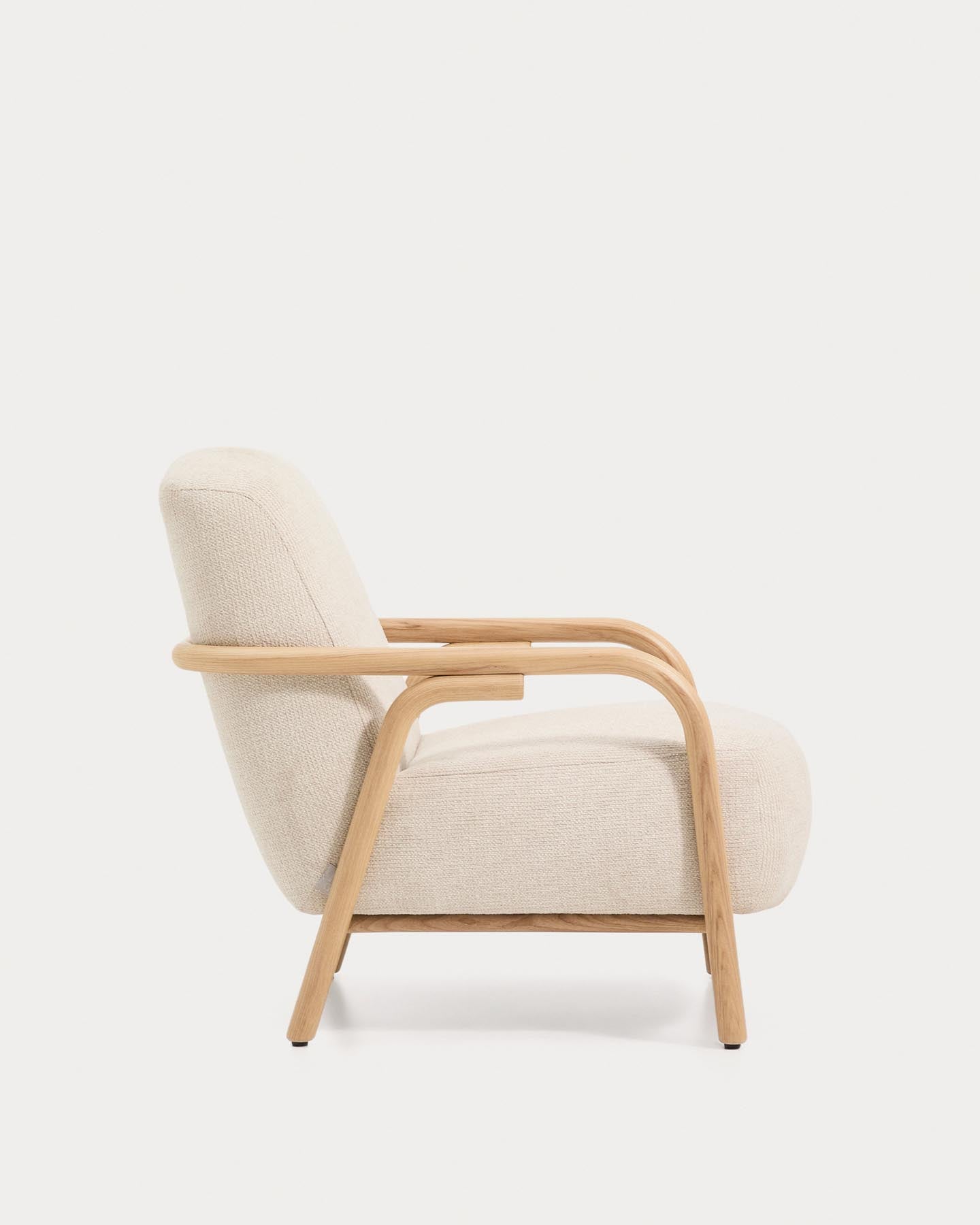 Sessel Sylo aus beiger Chenille und massivem Eschenholz mit naturfarbenem Finish, FSC 100 % in Beige präsentiert im Onlineshop von KAQTU Design AG. Sessel ist von Kave Home