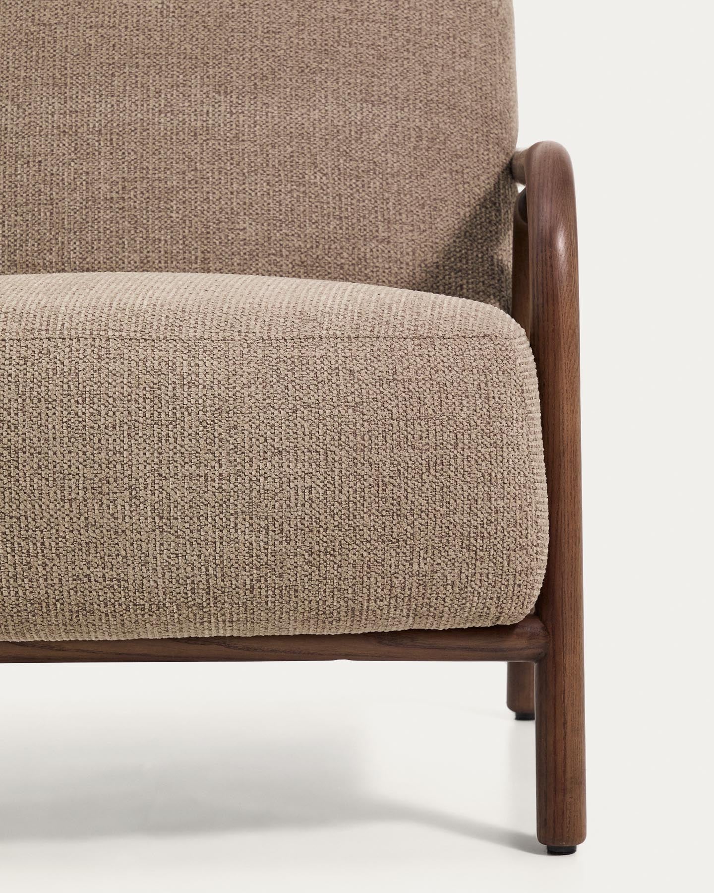 Sessel Sylo aus taupefarbener Chenille und massivem Eschenholz mit nussbaumfarbenem Finish, FSC 100 % in Taupe präsentiert im Onlineshop von KAQTU Design AG. Sessel ist von Kave Home