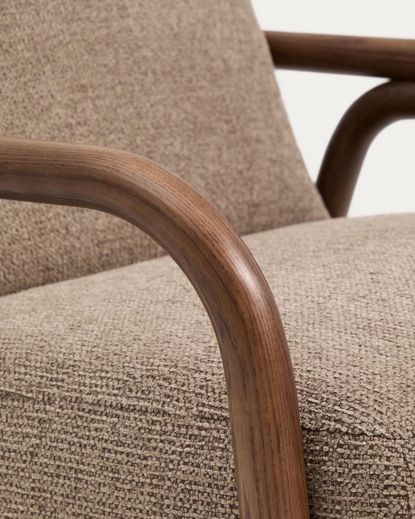 Sessel Sylo aus taupefarbener Chenille und massivem Eschenholz mit nussbaumfarbenem Finish, FSC 100 % in Taupe präsentiert im Onlineshop von KAQTU Design AG. Sessel ist von Kave Home