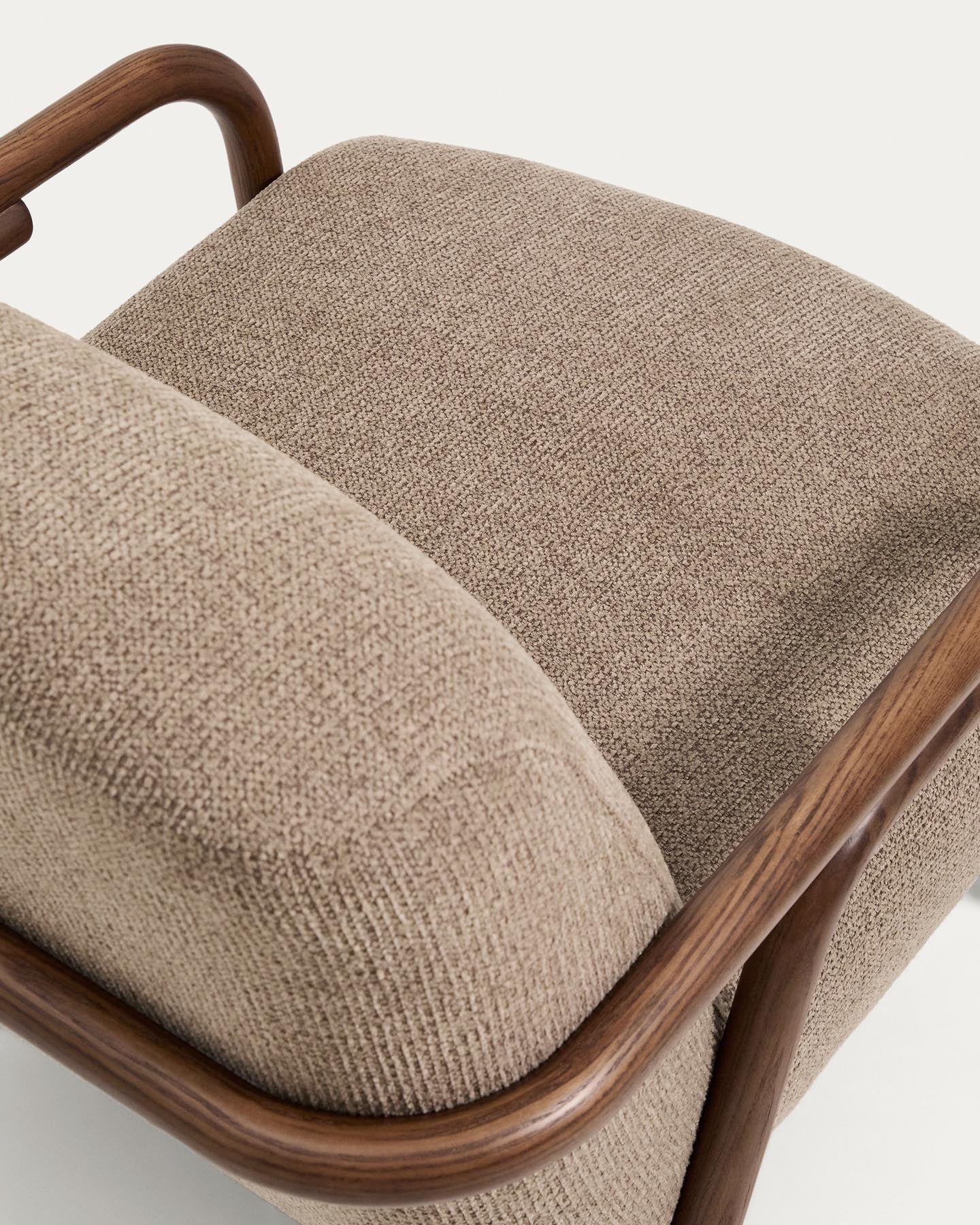 Sessel Sylo aus taupefarbener Chenille und massivem Eschenholz mit nussbaumfarbenem Finish, FSC 100 % in Taupe präsentiert im Onlineshop von KAQTU Design AG. Sessel ist von Kave Home