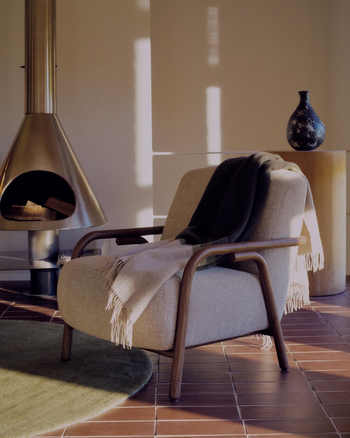 Sessel Sylo aus beiger Chenille und massivem Eschenholz mit nussbaumfarbenem Finish, FSC 100 % in Beige präsentiert im Onlineshop von KAQTU Design AG. Sessel ist von Kave Home