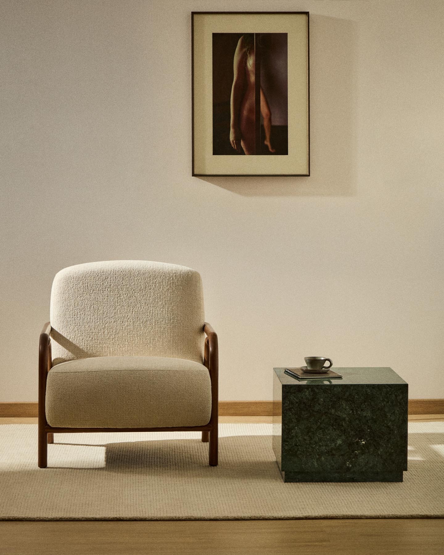 Sessel Sylo aus beiger Chenille und massivem Eschenholz mit nussbaumfarbenem Finish, FSC 100 % in Beige präsentiert im Onlineshop von KAQTU Design AG. Sessel ist von Kave Home