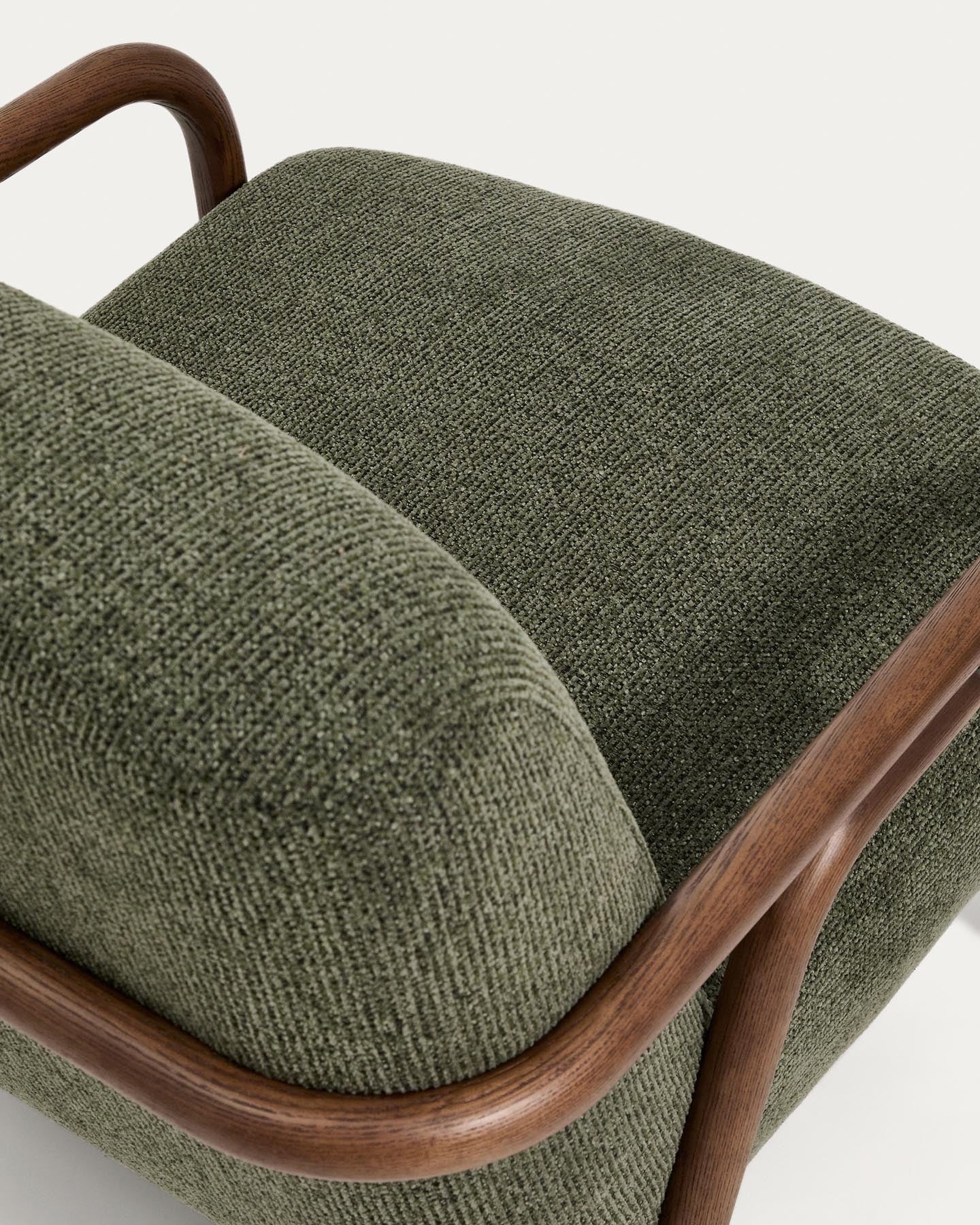 Sessel Sylo aus dunkelgrüner Chenille und massivem Eschenholz mit nussbaumfarbenem Finish, FSC 100 % in Dunkelgrün präsentiert im Onlineshop von KAQTU Design AG. Sessel ist von Kave Home