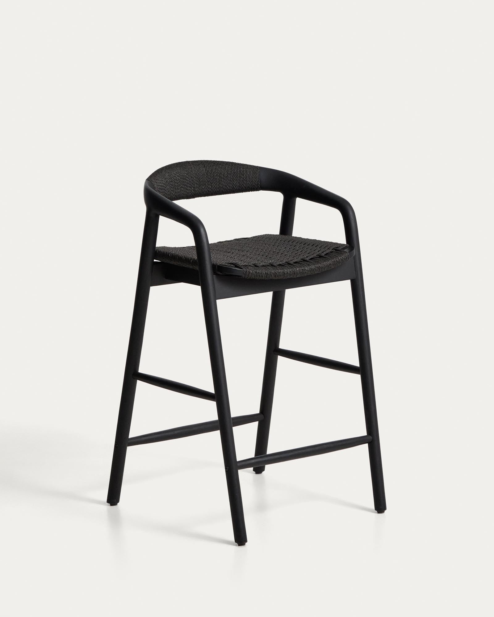 Hocker Derile aus massivem Eichenholz mit schwarzem Finish und schwarzem Papierseil 100% FSC 65 cm in Schwarz präsentiert im Onlineshop von KAQTU Design AG. Barstuhl mit Armlehne ist von Kave Home