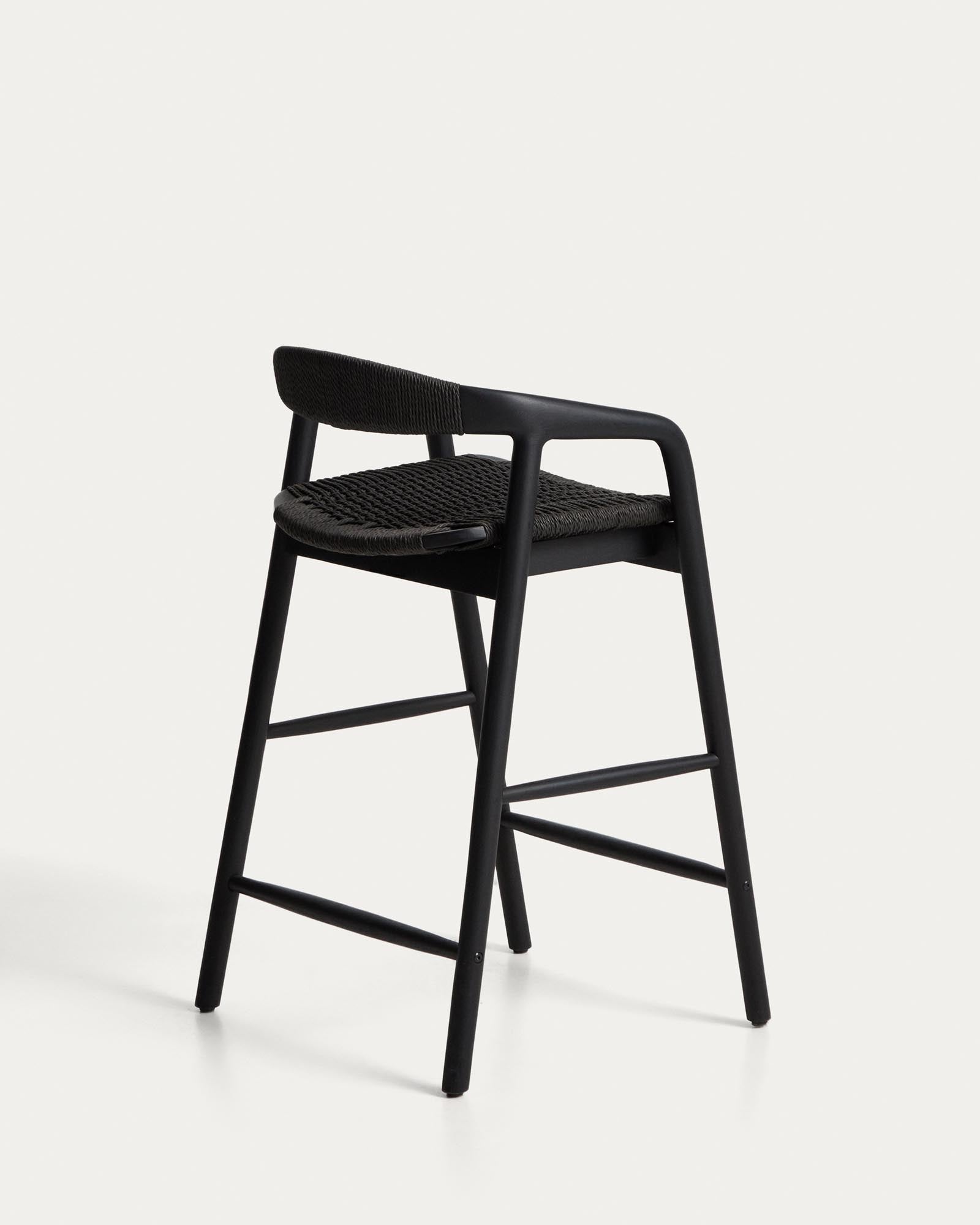 Eleganter Hocker Derile aus massivem Eichenholz mit schwarzem Finish und Papierseil, 65 cm hoch, ideal für stilvolle Sitzgelegenheiten.
