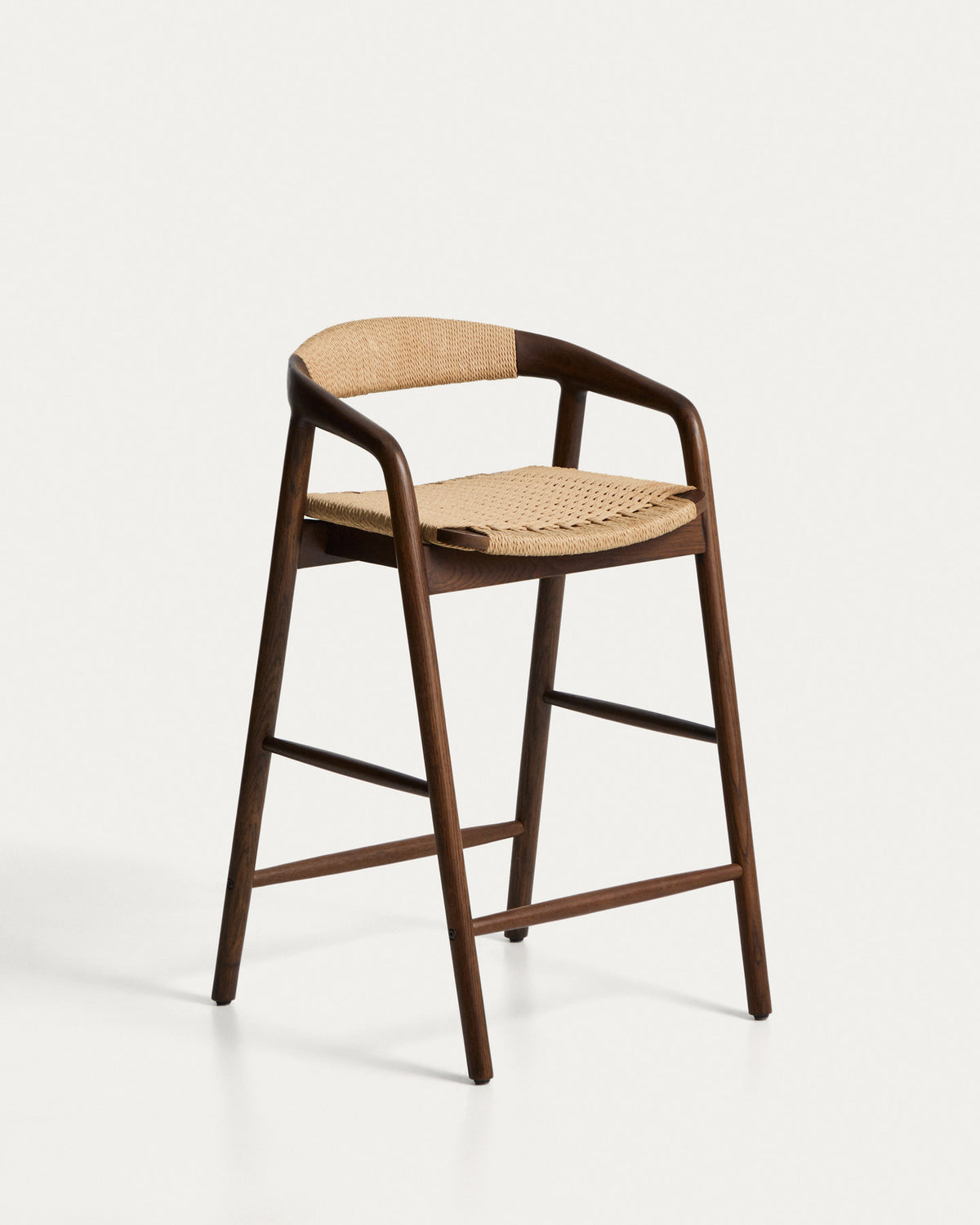 Hocker Derile aus massivem Eichenholz mit Nussbaum-Finish und beigem Papierseil FSC Mix Credit 65 cm in Beige präsentiert im Onlineshop von KAQTU Design AG. Barstuhl mit Armlehne ist von Kave Home