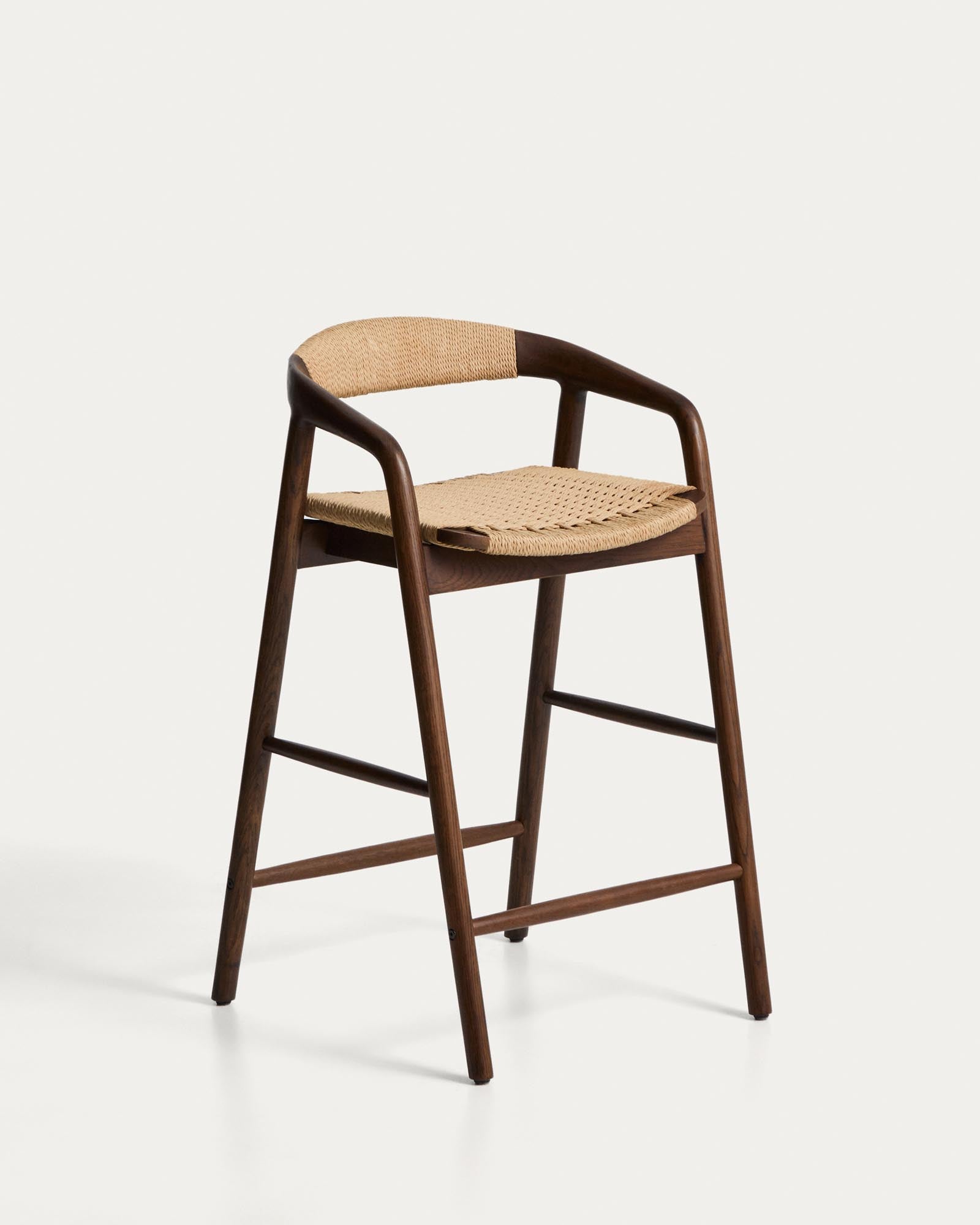 Hocker Derile aus massivem Eichenholz mit Nussbaum-Finish und beigem Papierseil FSC 100% 65 cm in Beige präsentiert im Onlineshop von KAQTU Design AG. Barstuhl mit Armlehne ist von Kave Home